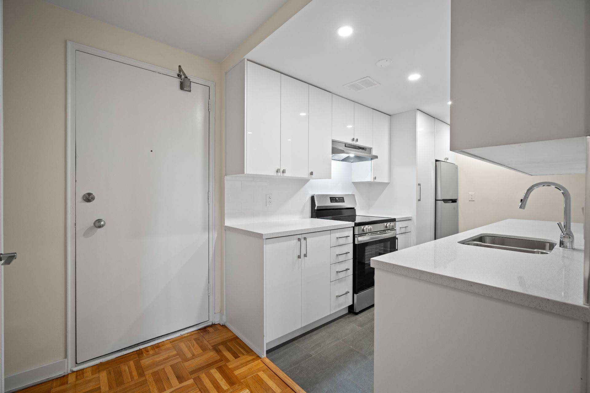 Toronto C10, ON M4S 1C2,165 Balliol ST #207