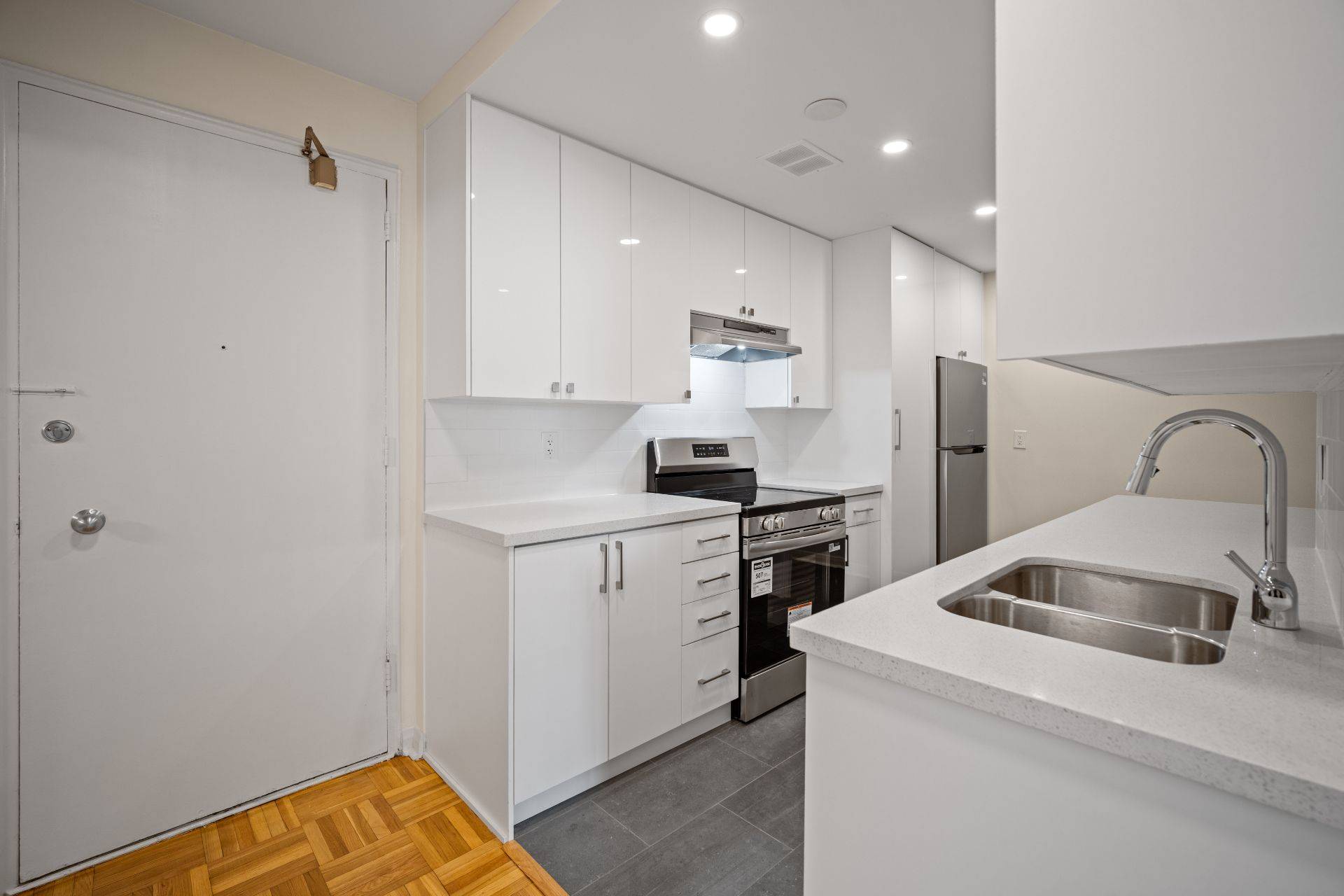 Toronto C10, ON M4S 1C2,165 Balliol ST #410