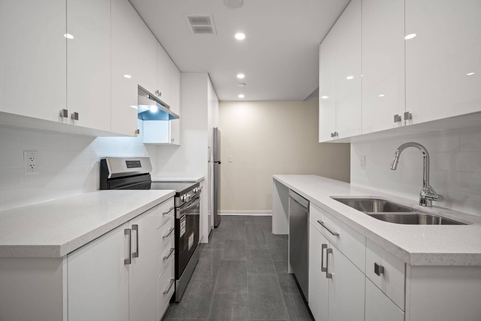 Toronto C10, ON M4S 1C2,165 Balliol ST #410