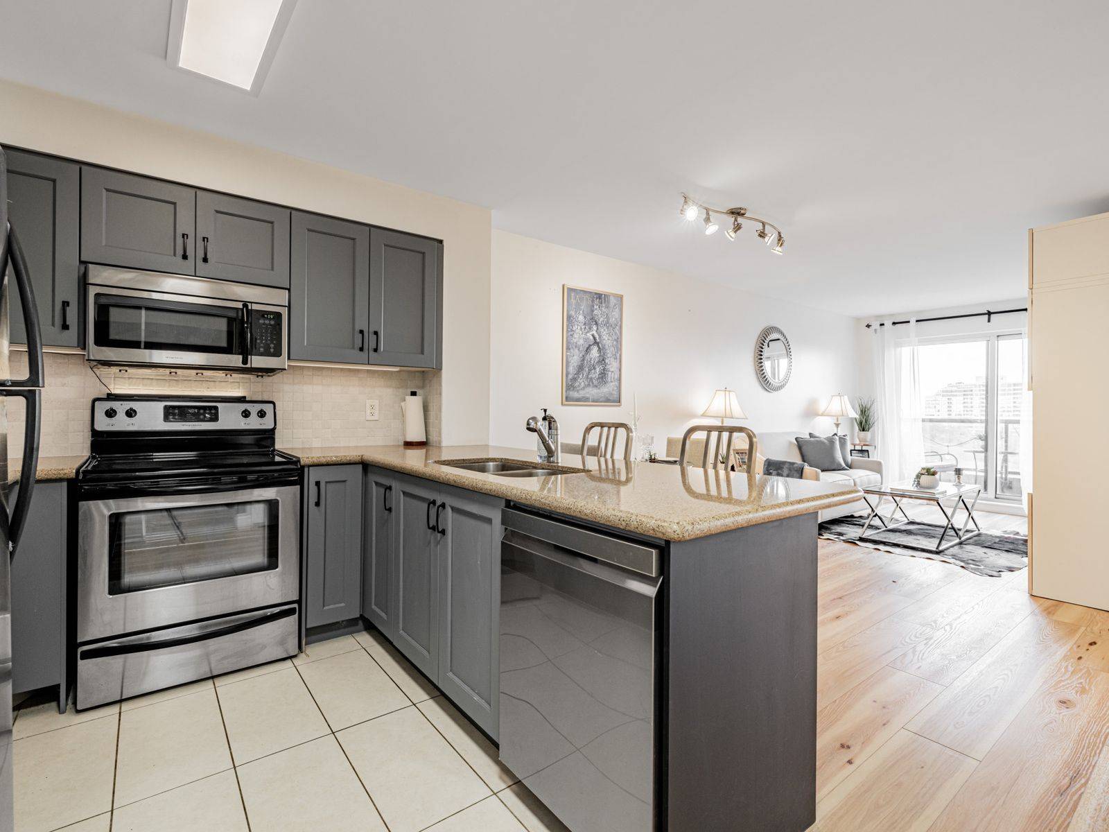 Richmond Hill, ON L4C 0T3,18 Harding BLVD #709
