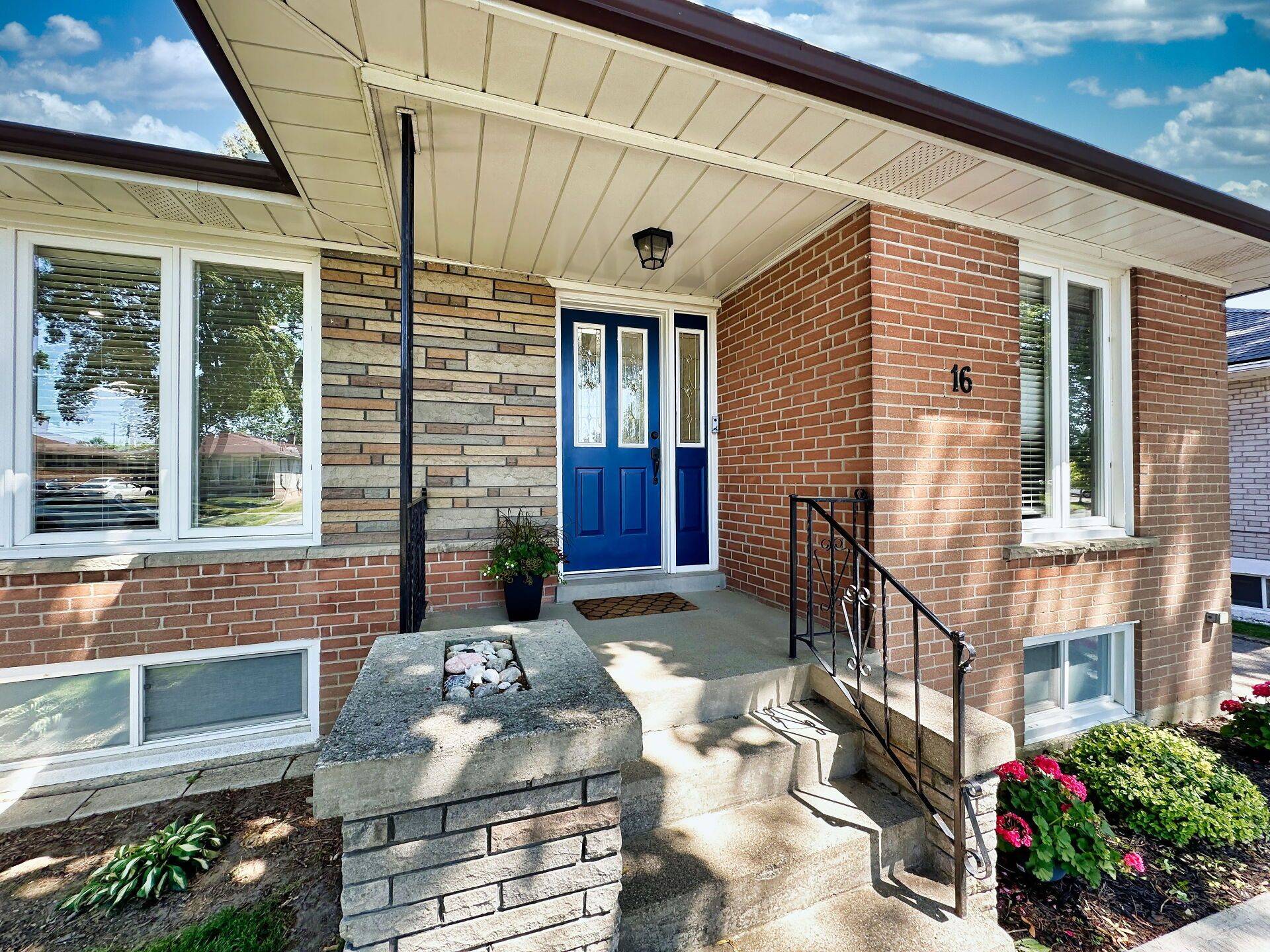 Toronto W09, ON M9P 1P5,16 Pagebrook DR