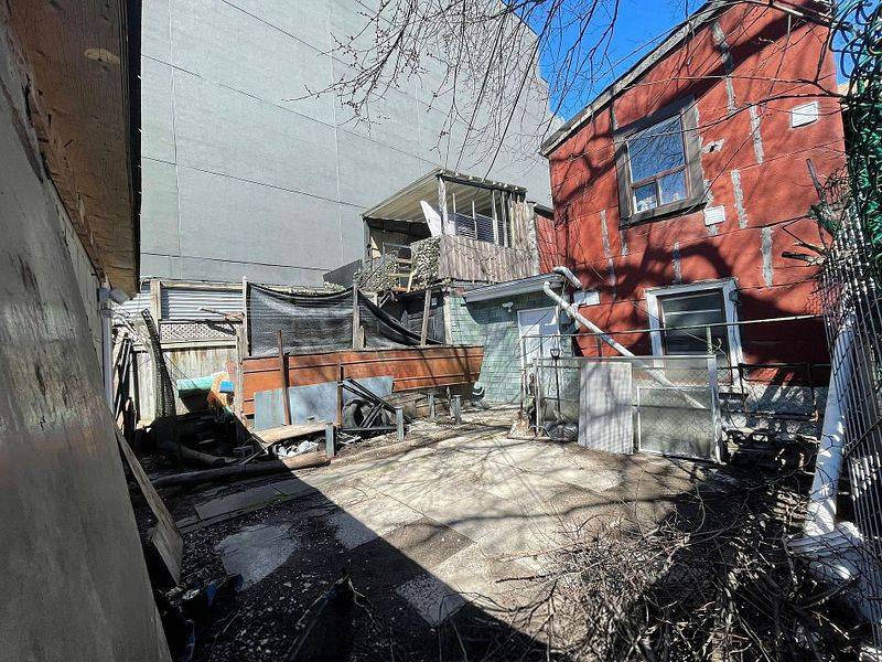 Toronto C01, ON M5T 2R8,198 Bathurst ST