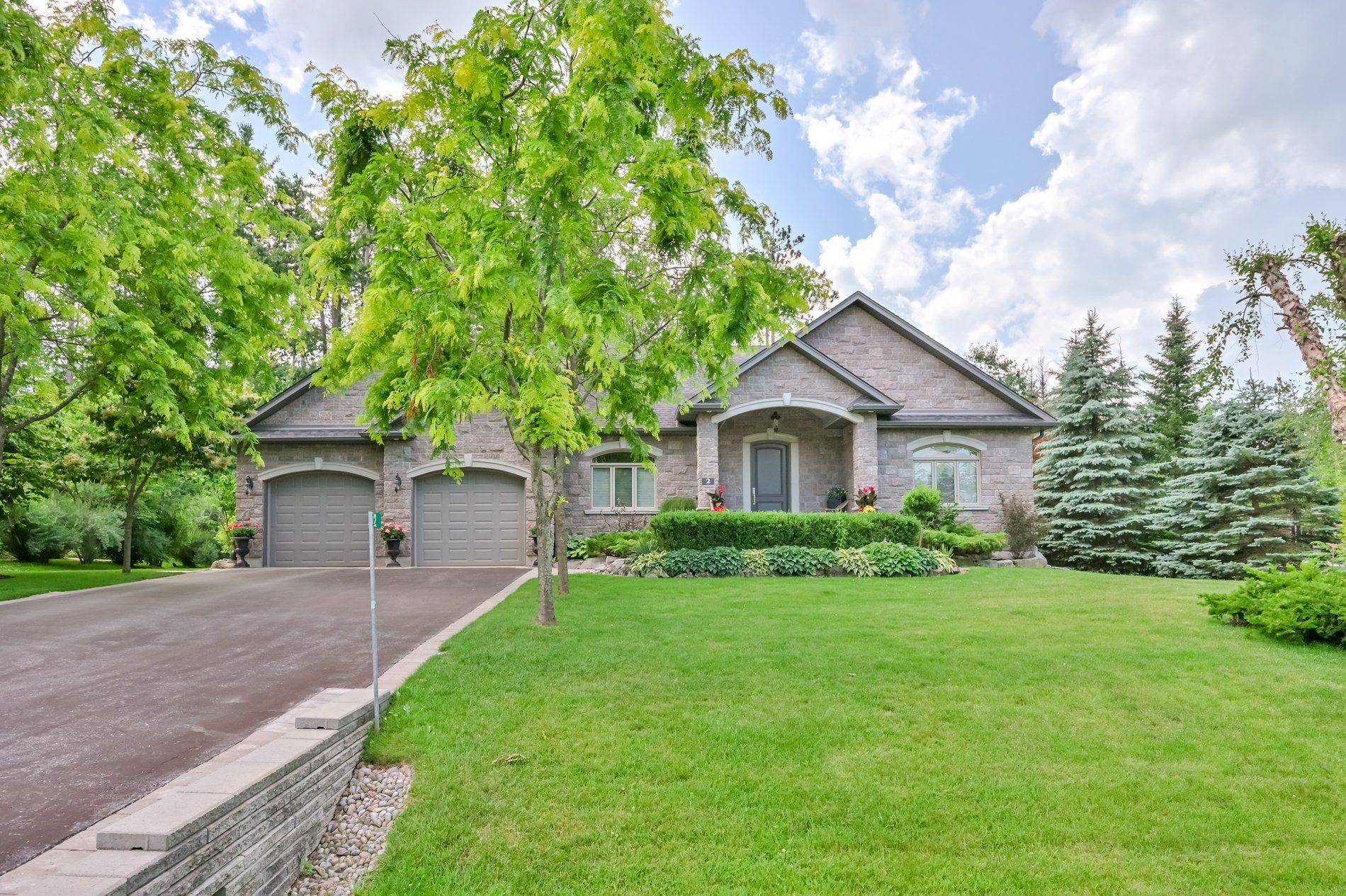 Springwater, ON L0L 1Y3,2 Hilltop CT