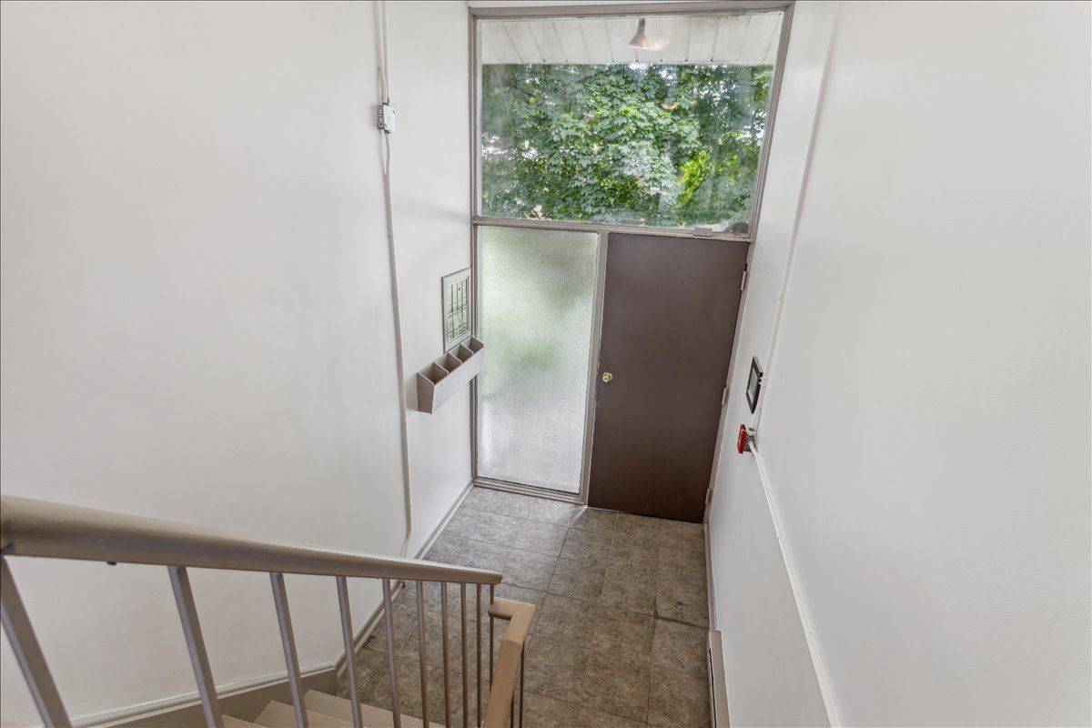 Burlington, ON L7R 3T3,2344 Queensway DR #3