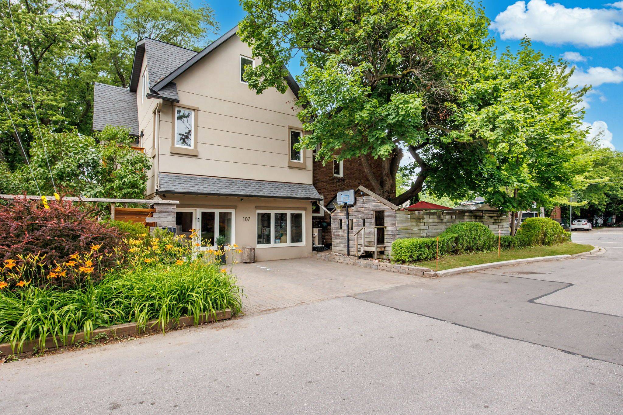 Toronto C04, ON M5N 2W9,107 Otter CRES