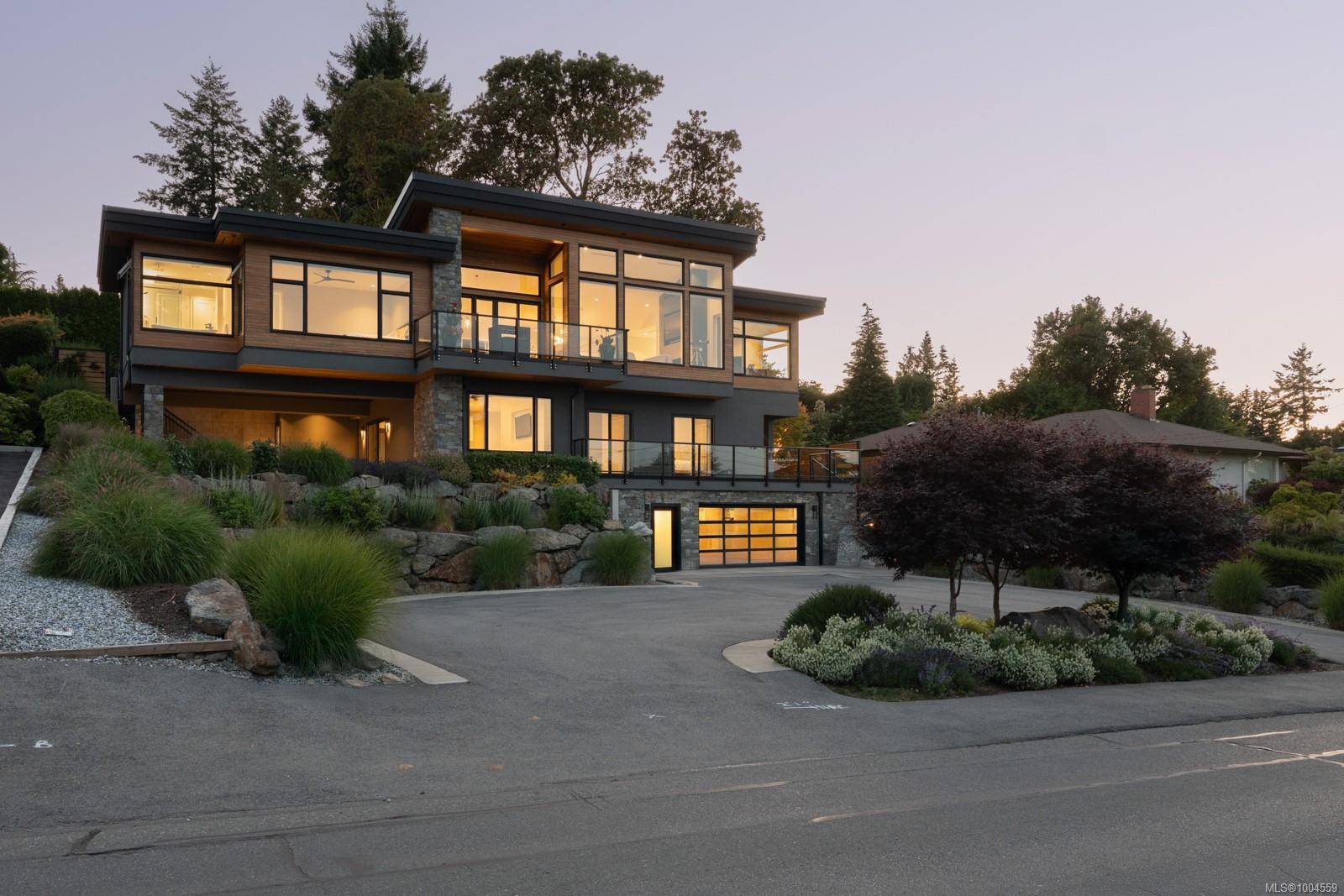 Saanich, BC V8Y 1K3,928 Claremont Ave