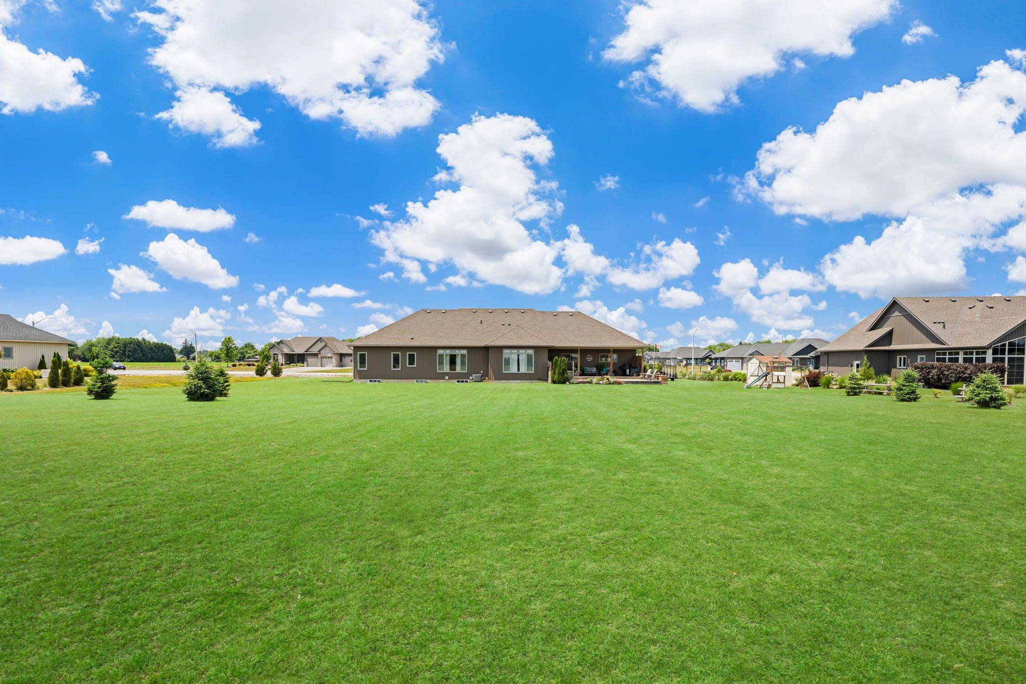 Haldimand, ON N1A 2W2,5 SILVERTHORNE CT