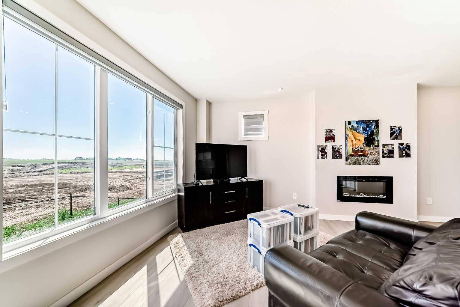 Strathmore, AB T1P 0H6,816 Edgefield ST