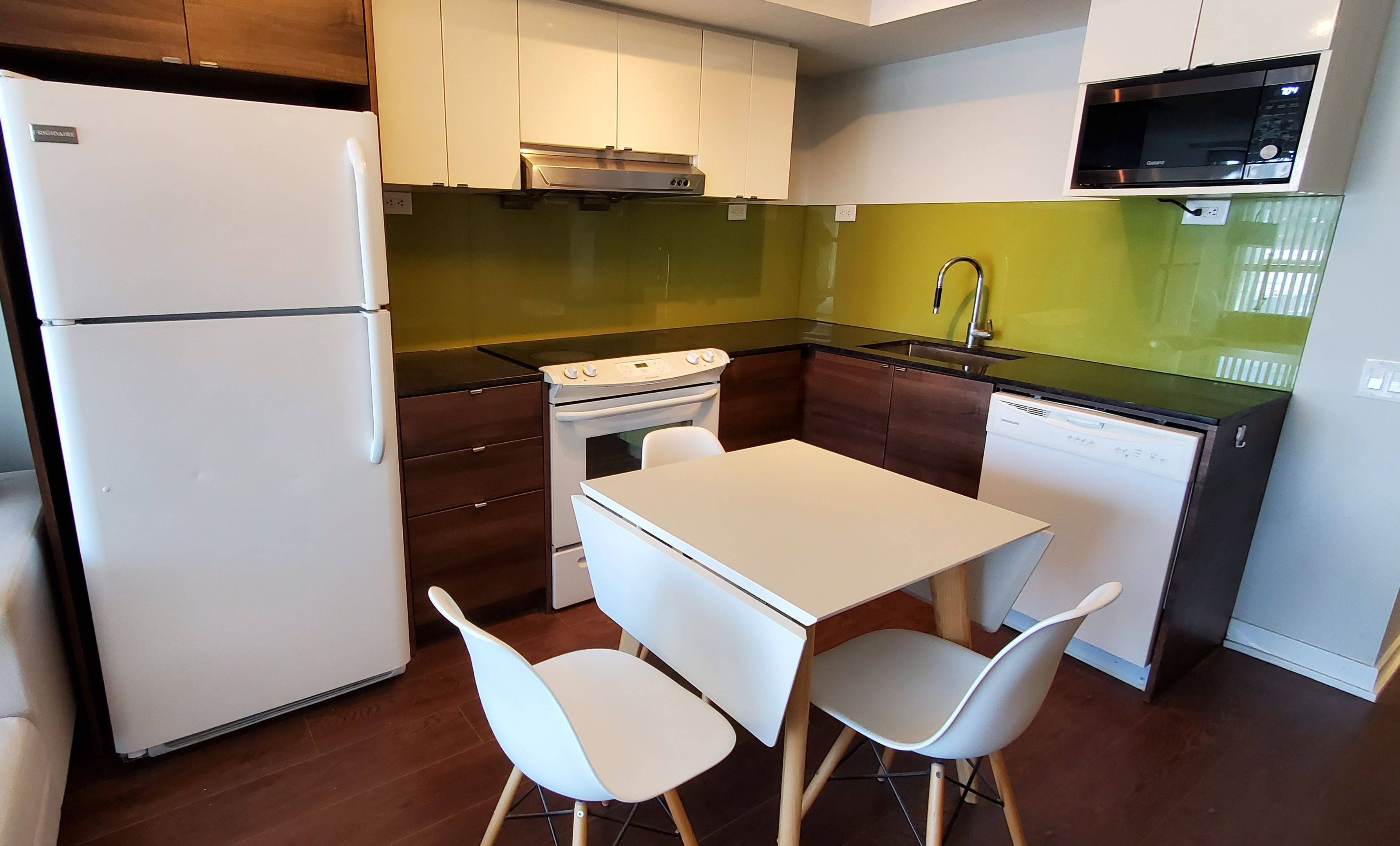 Toronto C15, ON M2K 0C2,121 Mcmahon DR #811