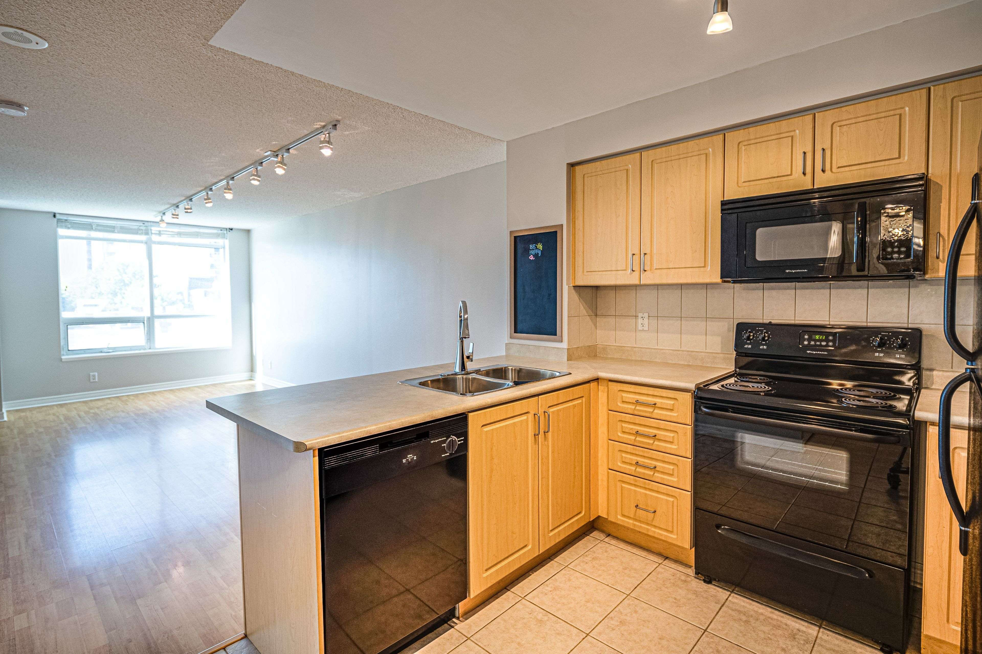 Toronto C10, ON M4P 0A3,212 Eglinton AVE #402