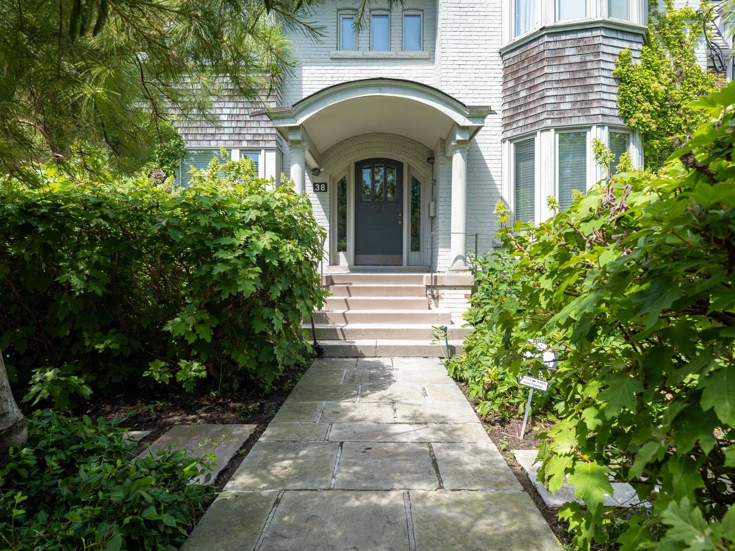 Toronto C03, ON M4V 2P6,38 Dunvegan RD
