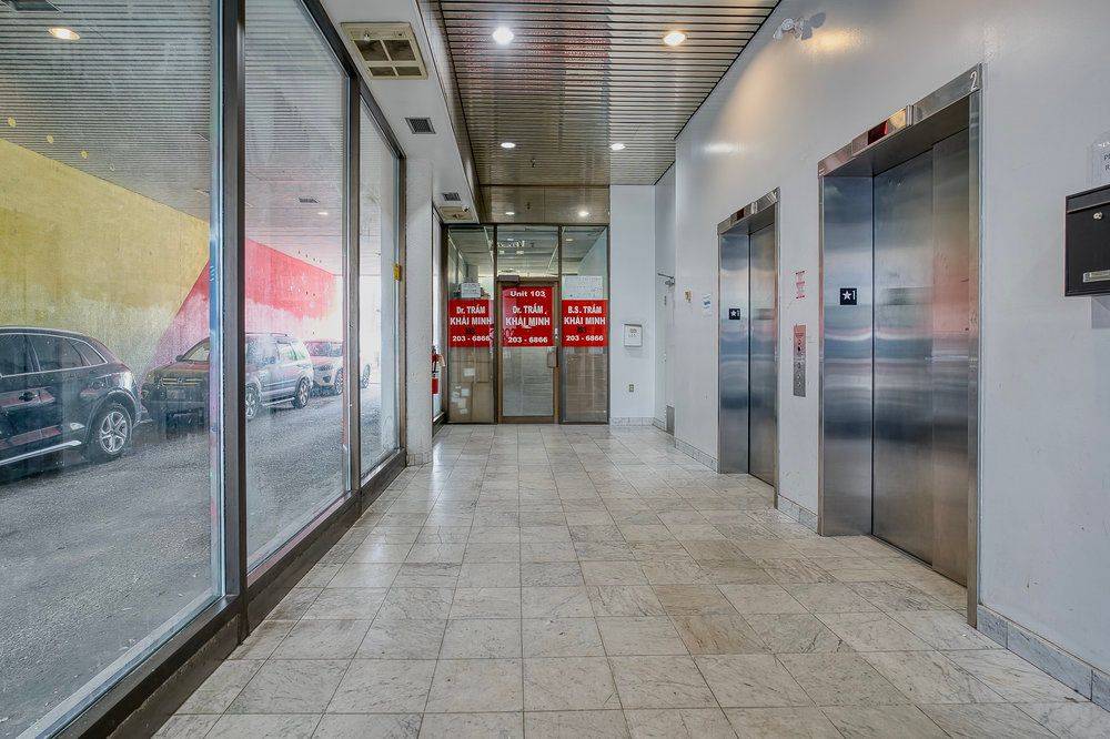 Toronto C01, ON M5T 2E7,302 Spadina AVE #205+206