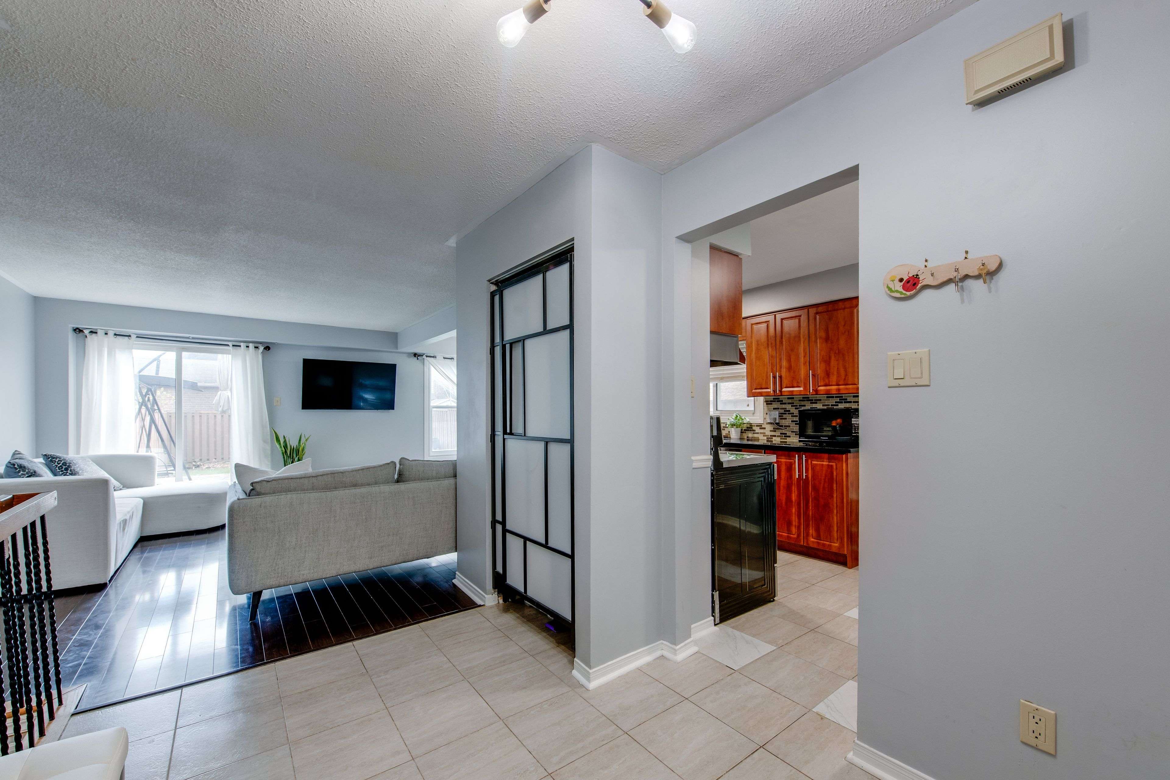 Whitby, ON L1P 1C8,39 Frost DR