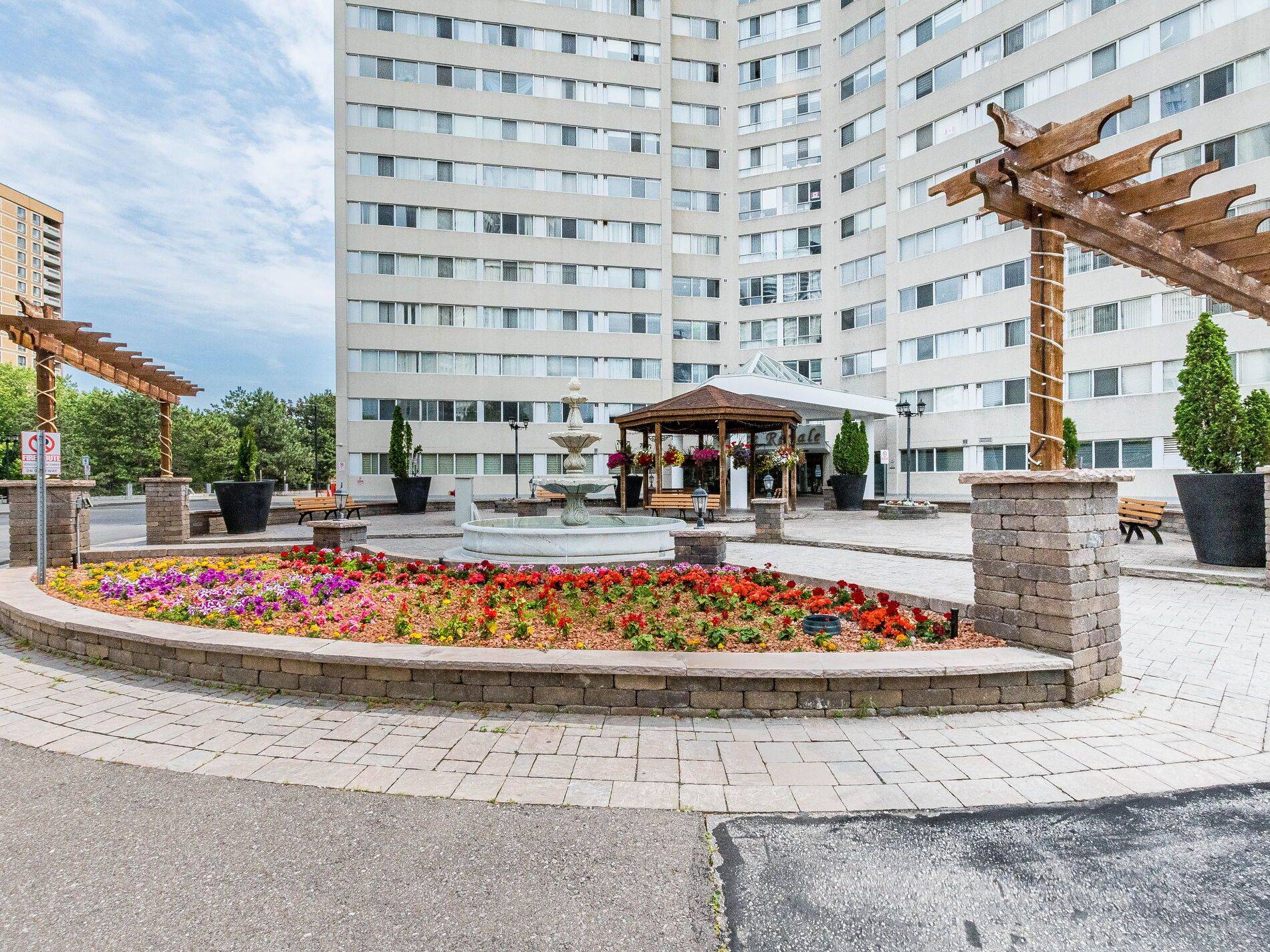 Mississauga, ON L5A 4B6,3695 Kaneff CRES NE #211