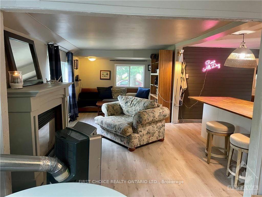 Constance Bay - Dunrobin - Kilmaurs - Woodlawn, ON K0A 3M0,397 Bayview DR