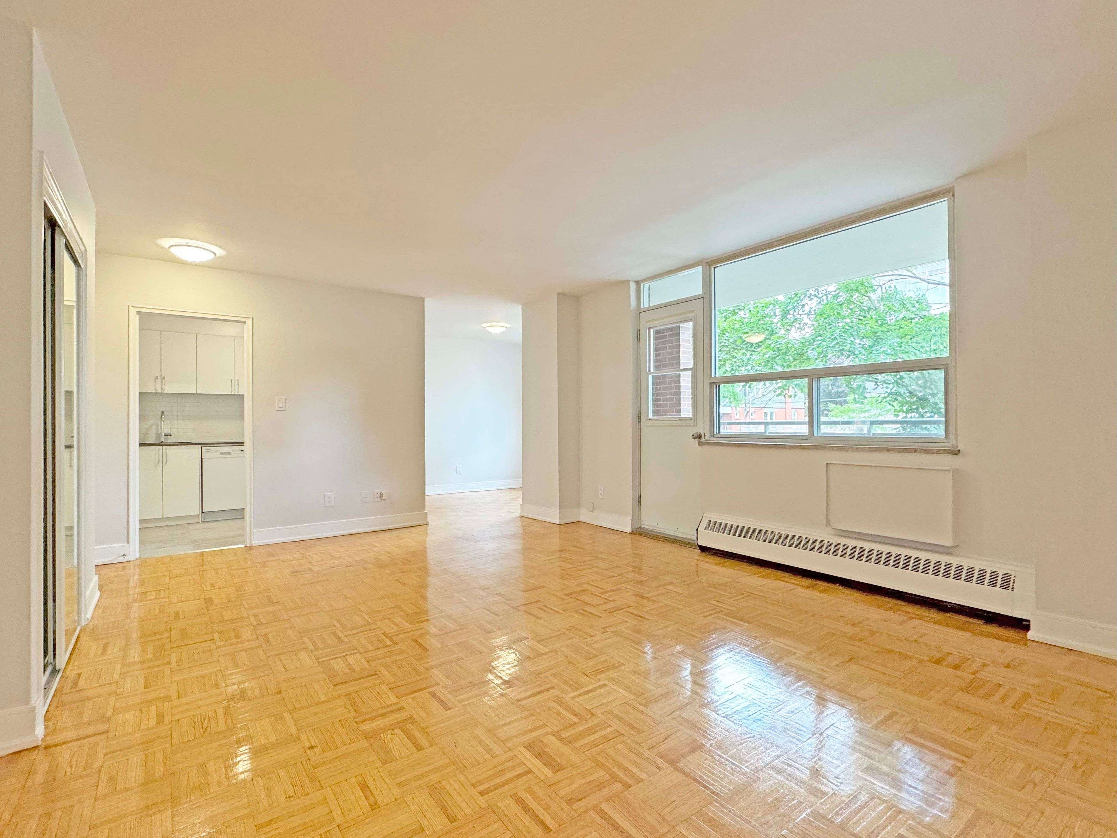 Toronto C10, ON M4P 1M4,490 Eglinton AVE E #206