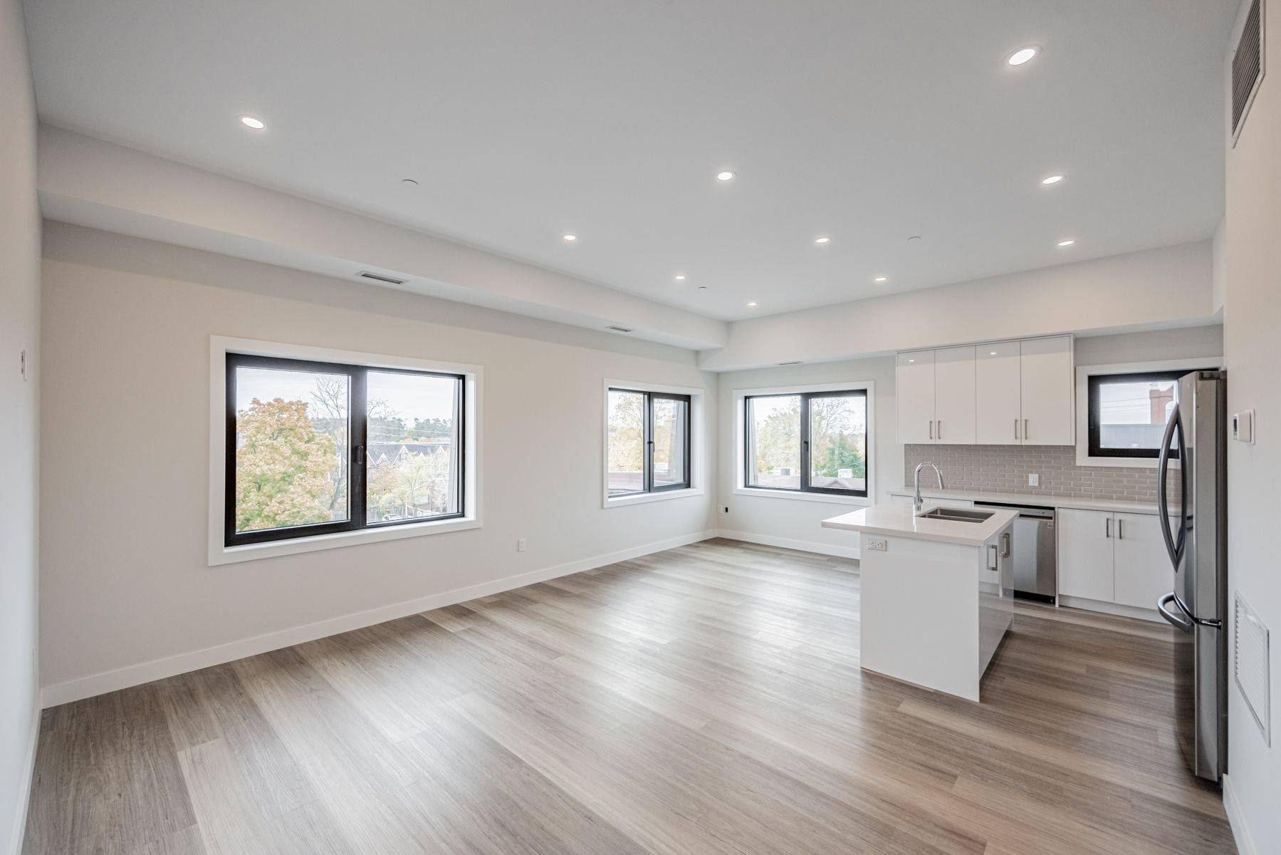 Mississauga, ON L5M 1K5,53 Queen ST S #301