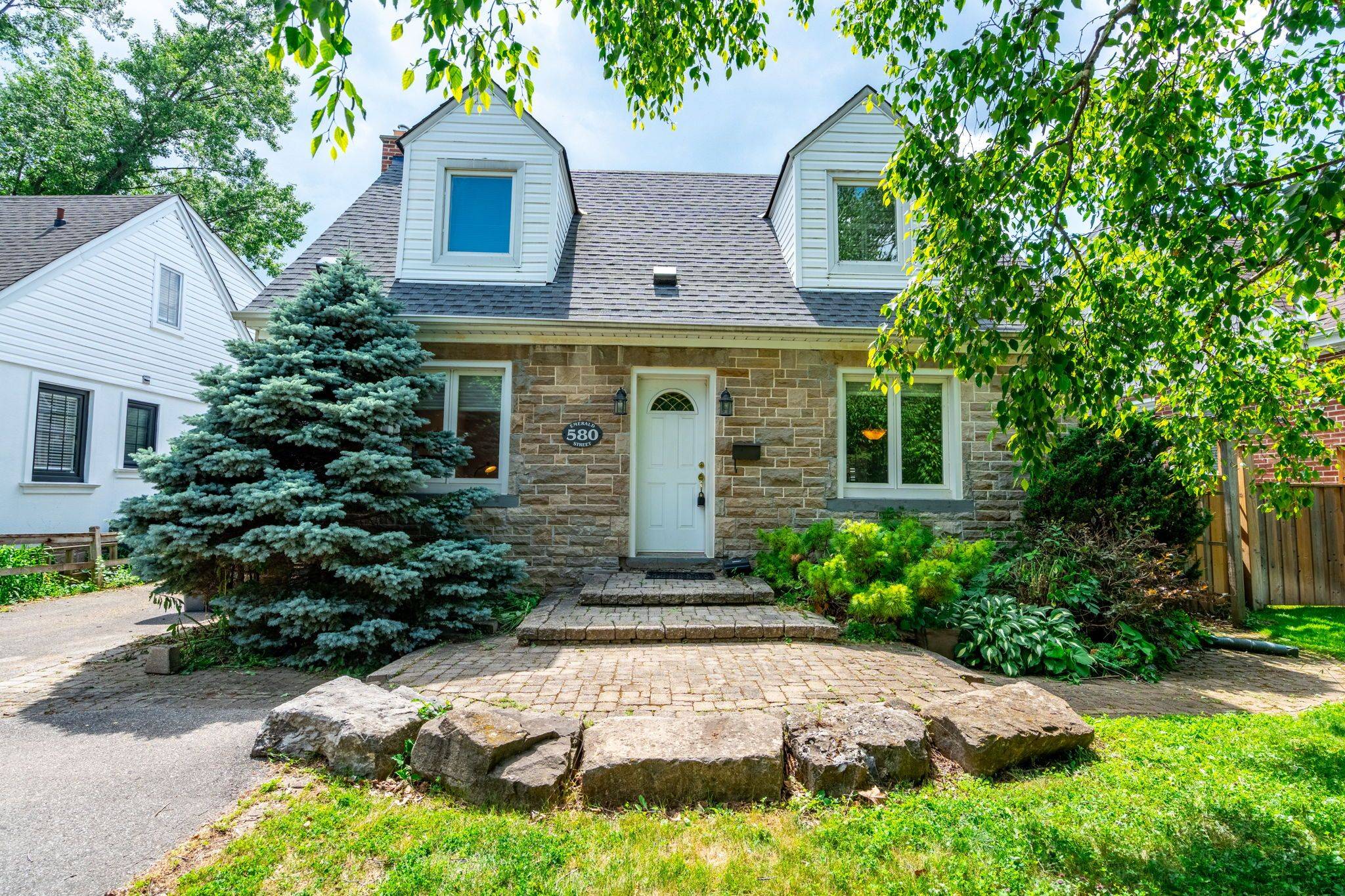 Burlington, ON L7R 2P2,580 Emerald ST