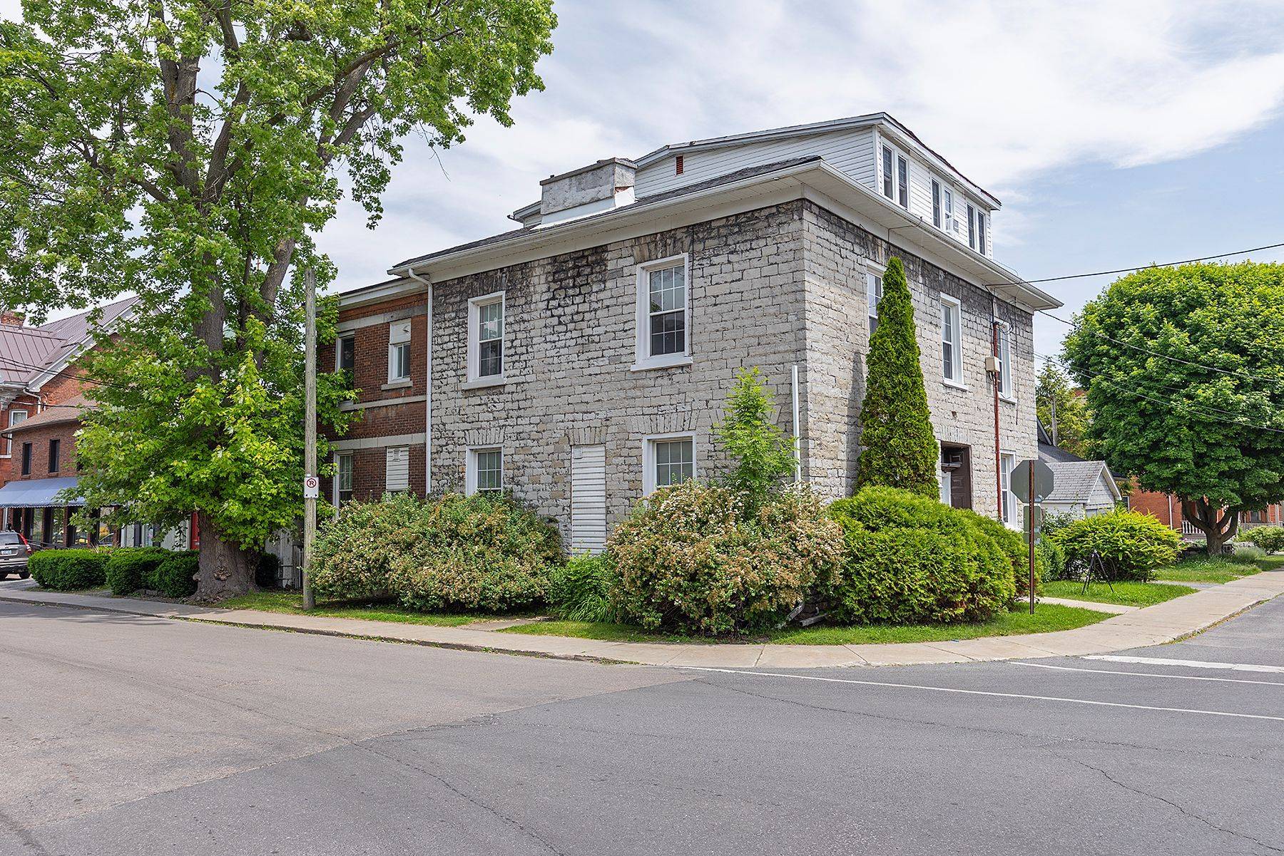 Kingston, ON K7L 2C3,63 William ST