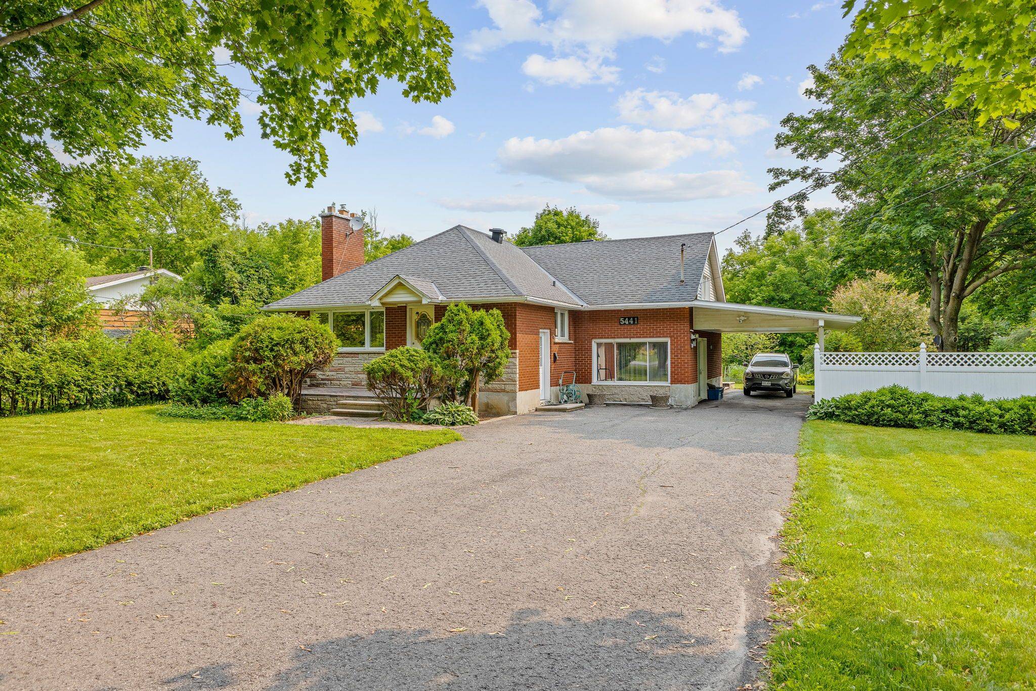Leitrim, ON K1X 1G9,5441 Bank ST