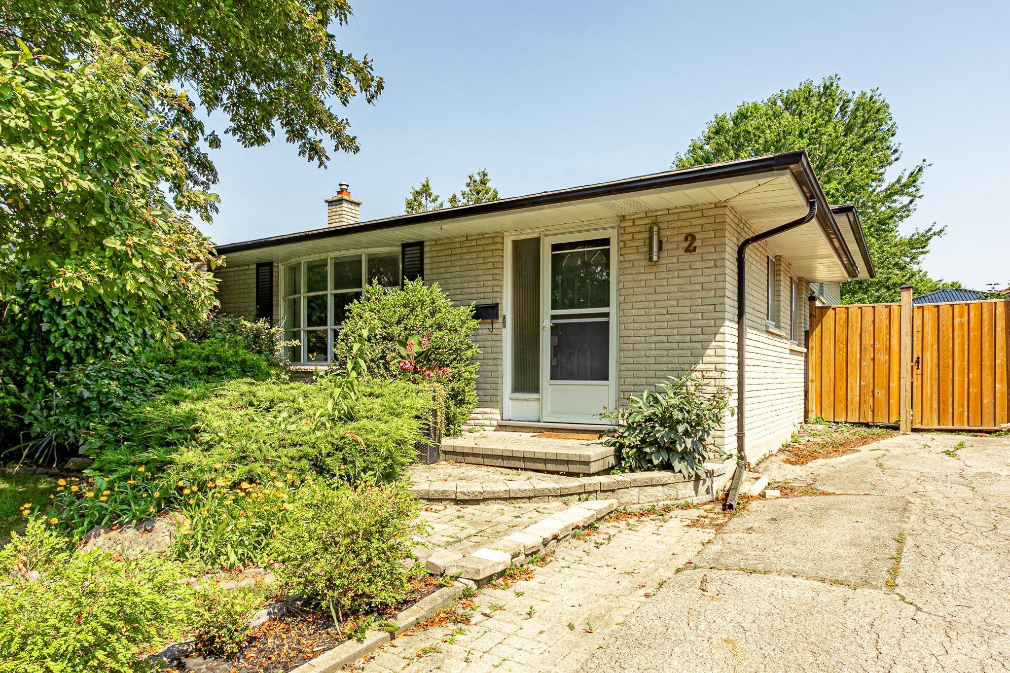 London South, ON N6E 1T6,2 Surrey CRES