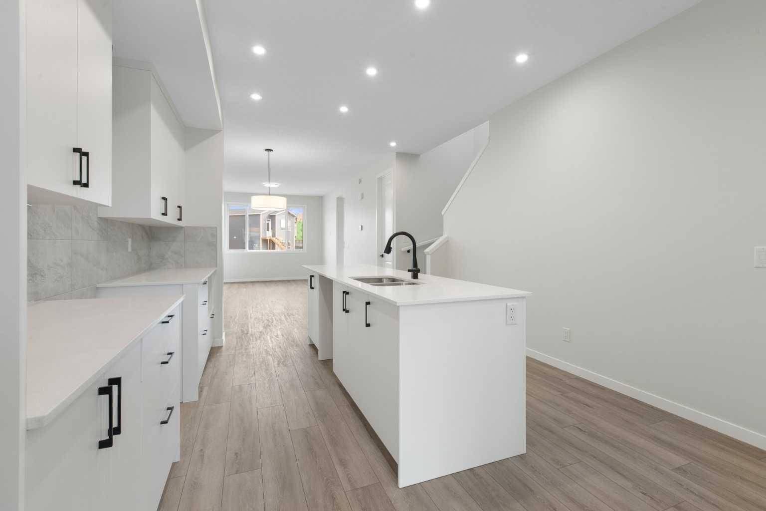 Calgary, AB T2X 5X7,135 Creekview GDNS SW