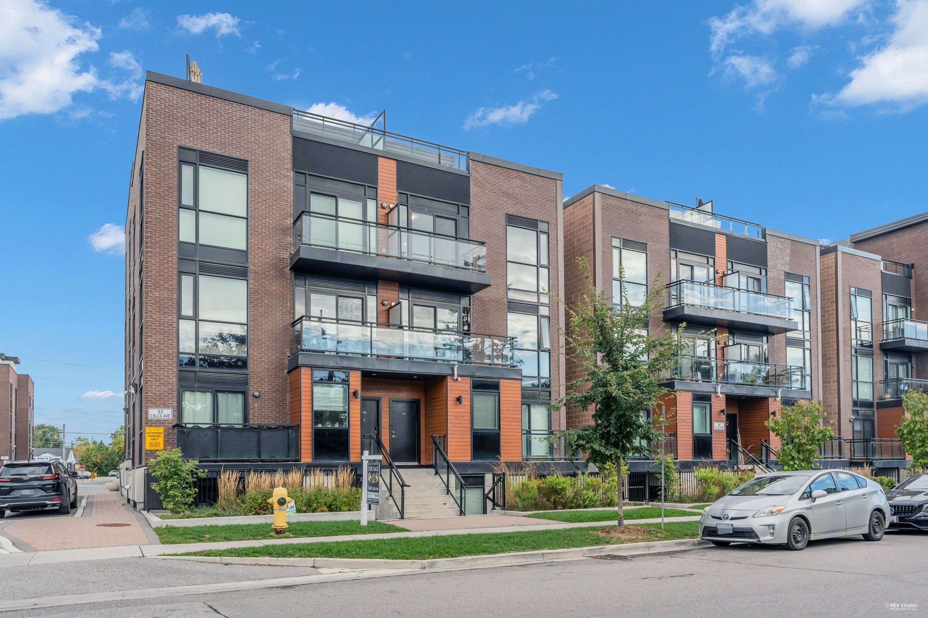 Vaughan, ON L4L 0J1,32 Coles AVE #F1003