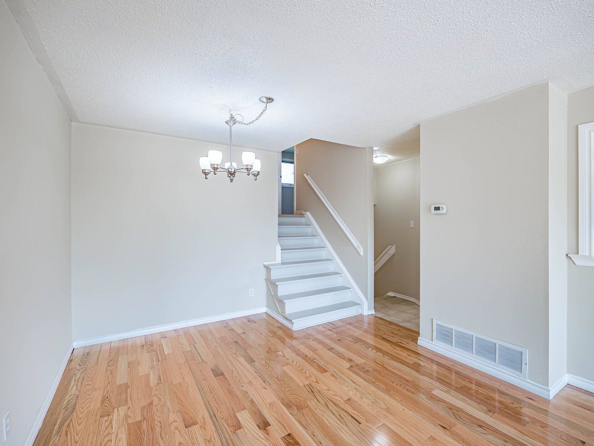 Mississauga, ON L4Y 2K4,3326 Homark DR