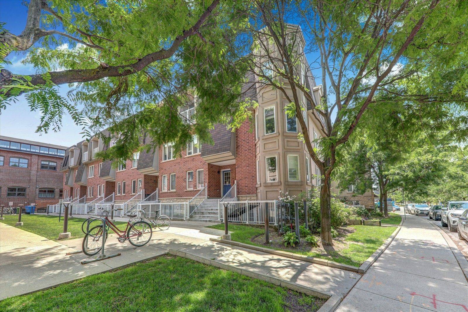 Toronto W02, ON M6H 4K7,35 Foundry AVE #34