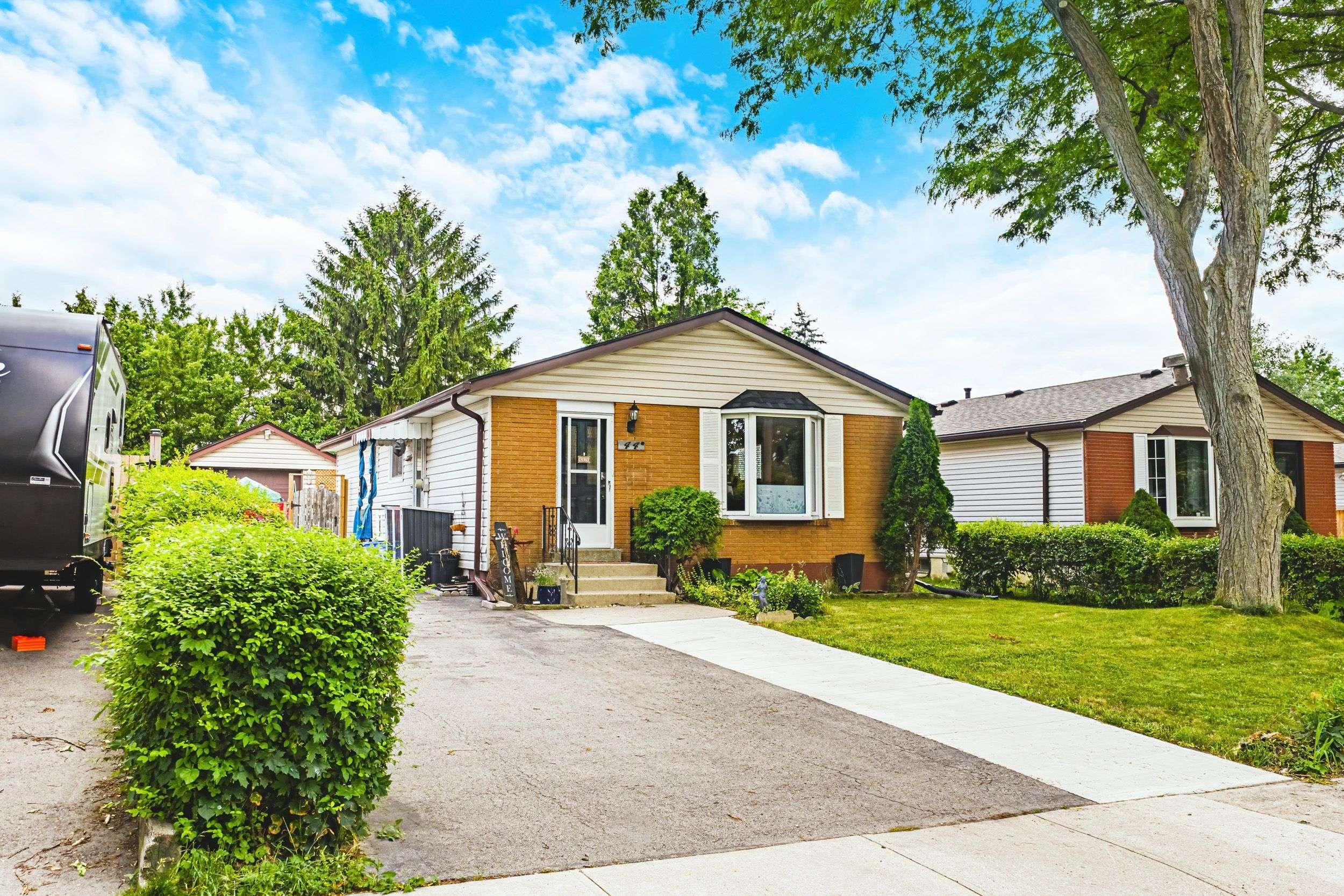 Hamilton, ON L8T 4R1,44 Billington CRES