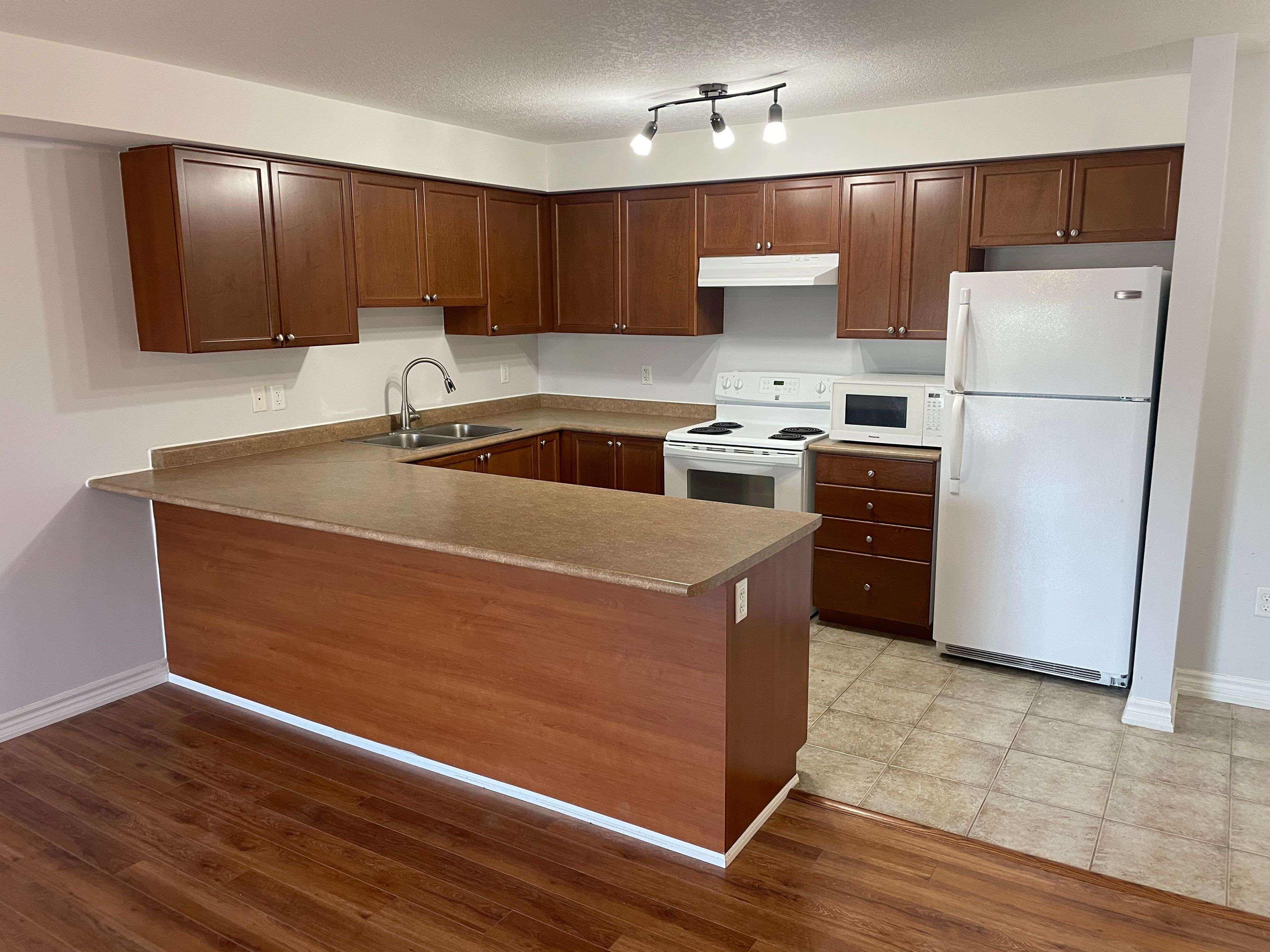 Barrie, ON L4N 6L9,41 Coulter ST #15