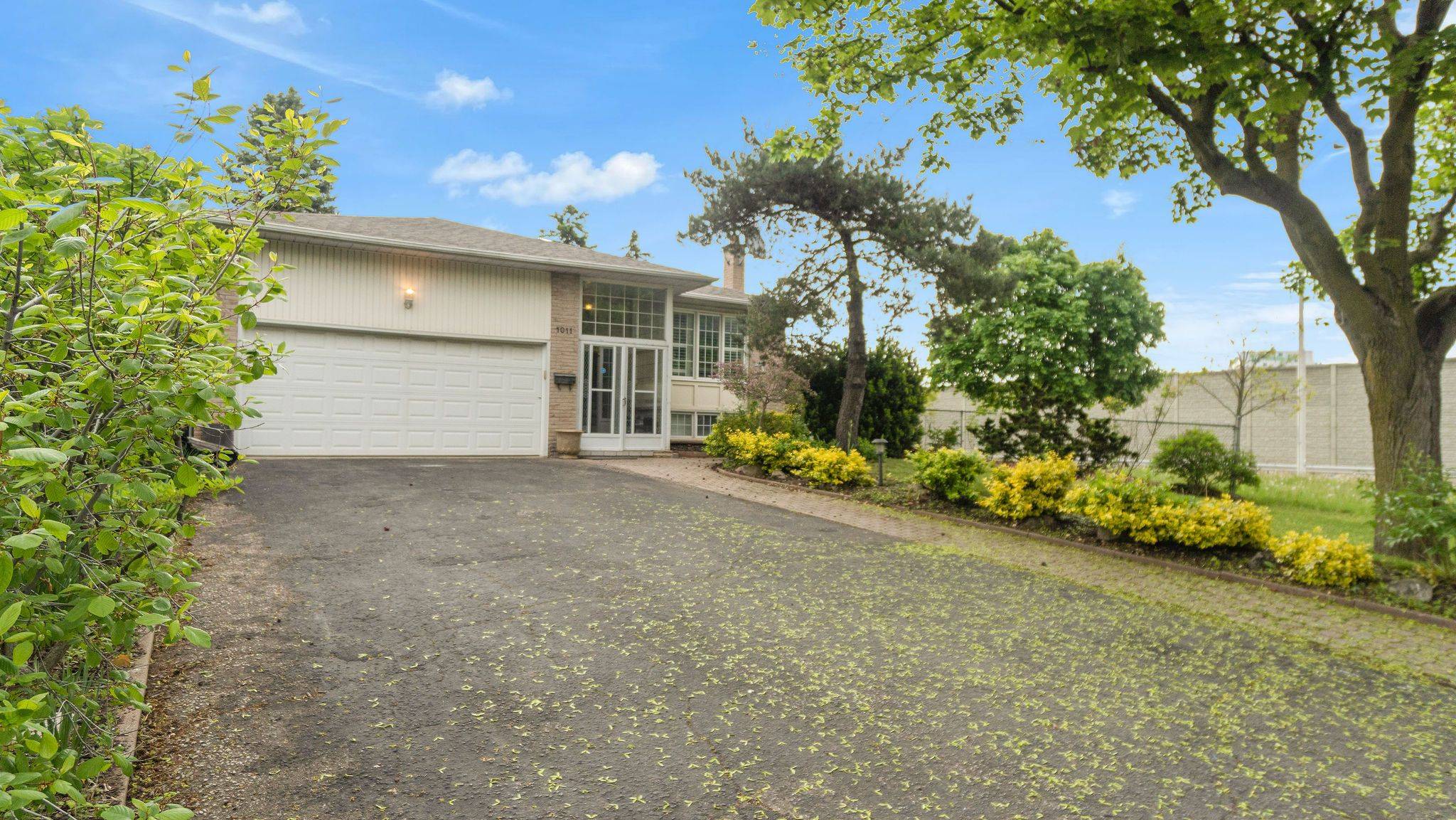 Oakville, ON L6H 2Y9,1011 Pearson DR