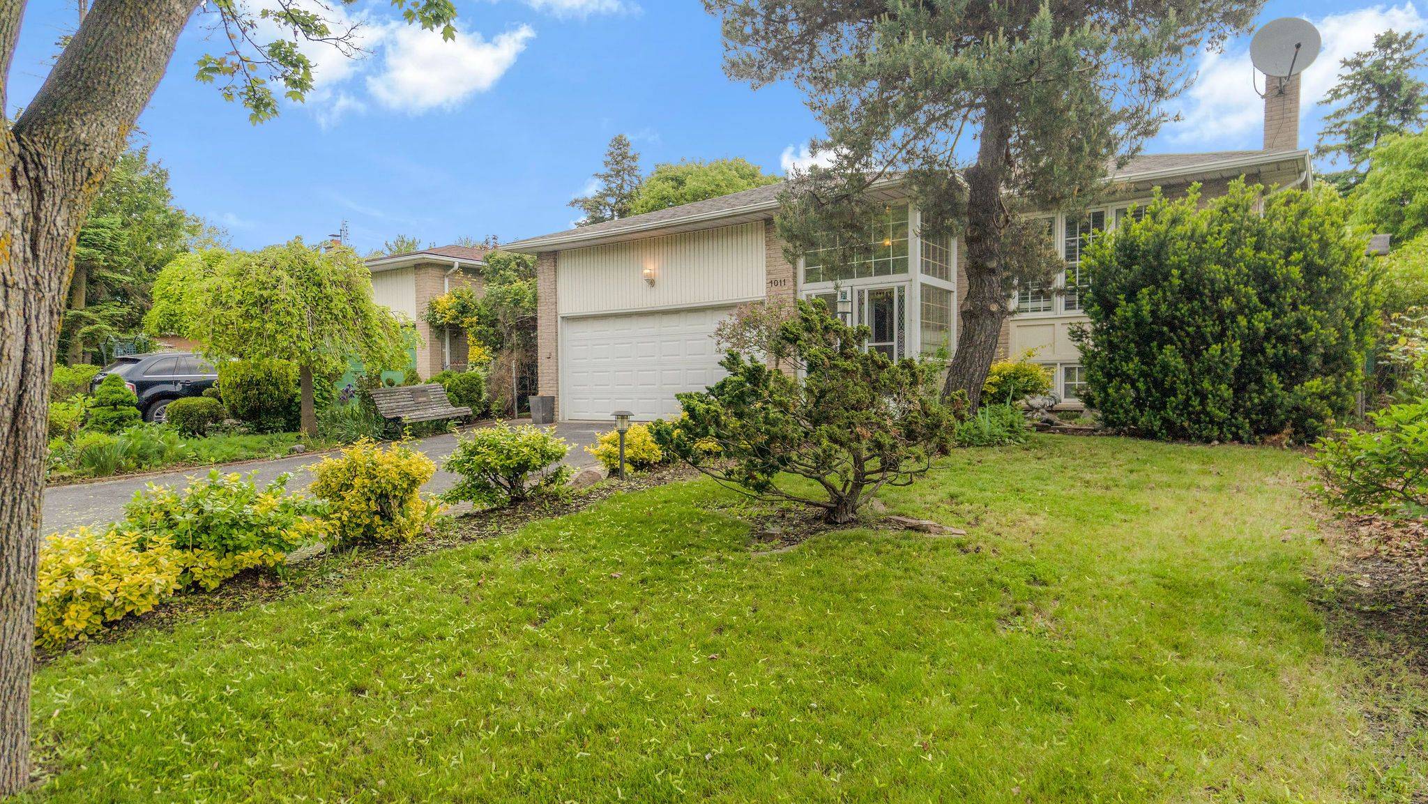 Oakville, ON L6H 2Y9,1011 Pearson DR