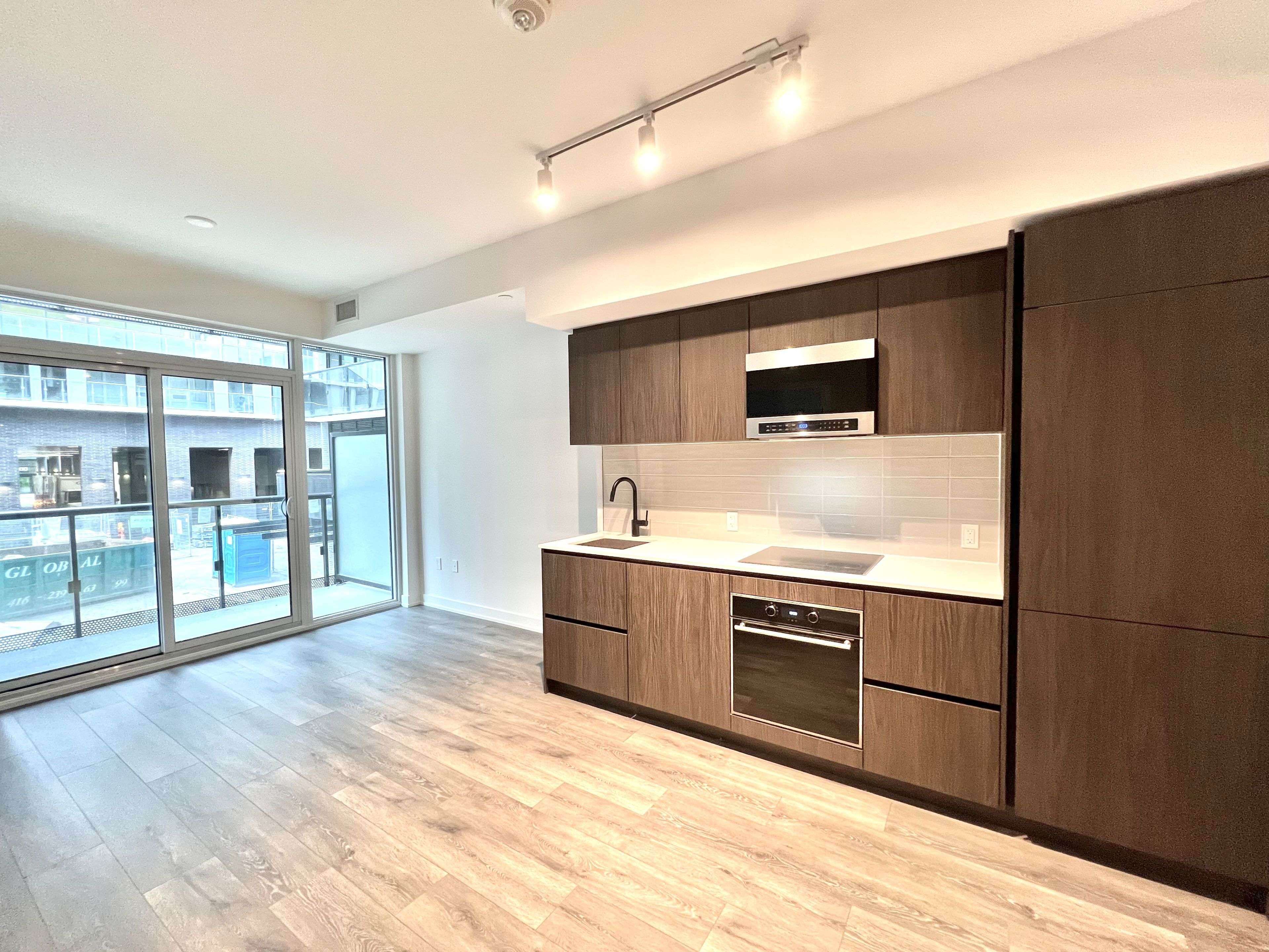 Toronto C10, ON M4P 1V3,117 Broadway AVE #210