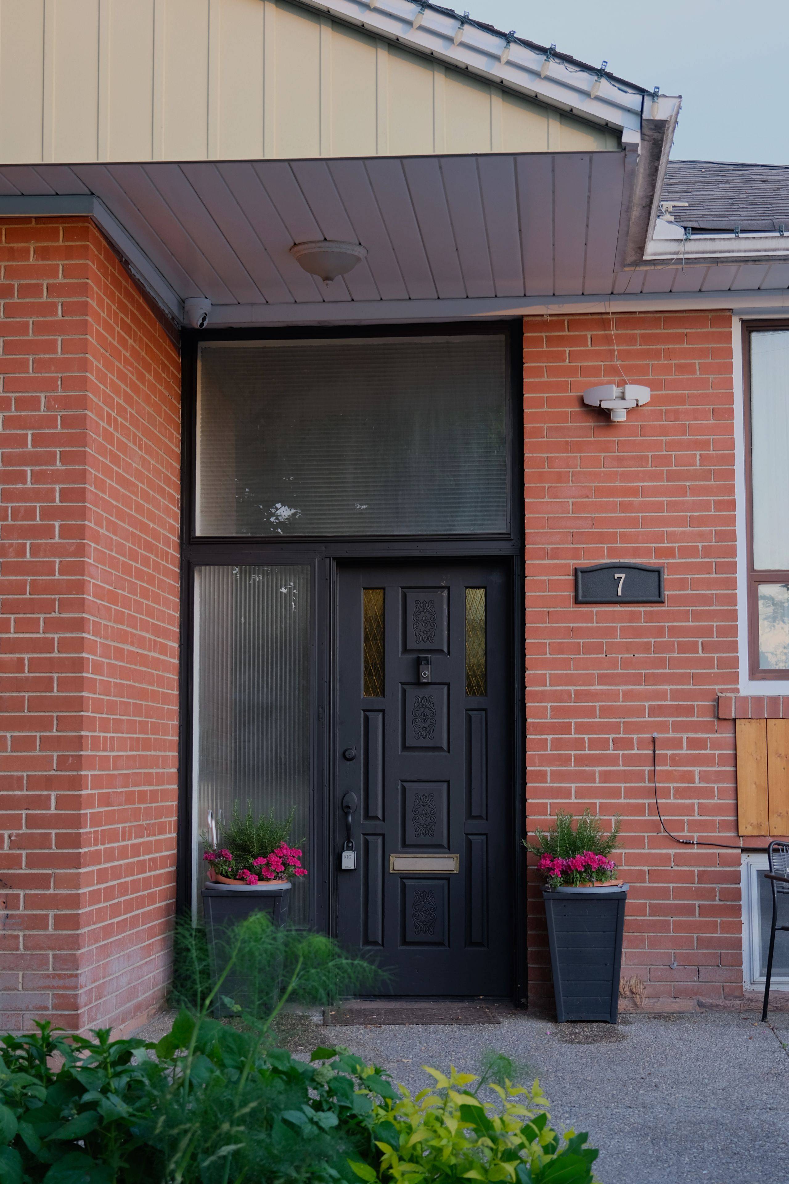 Toronto W08, ON M9B 2T2,7 North Heights RD
