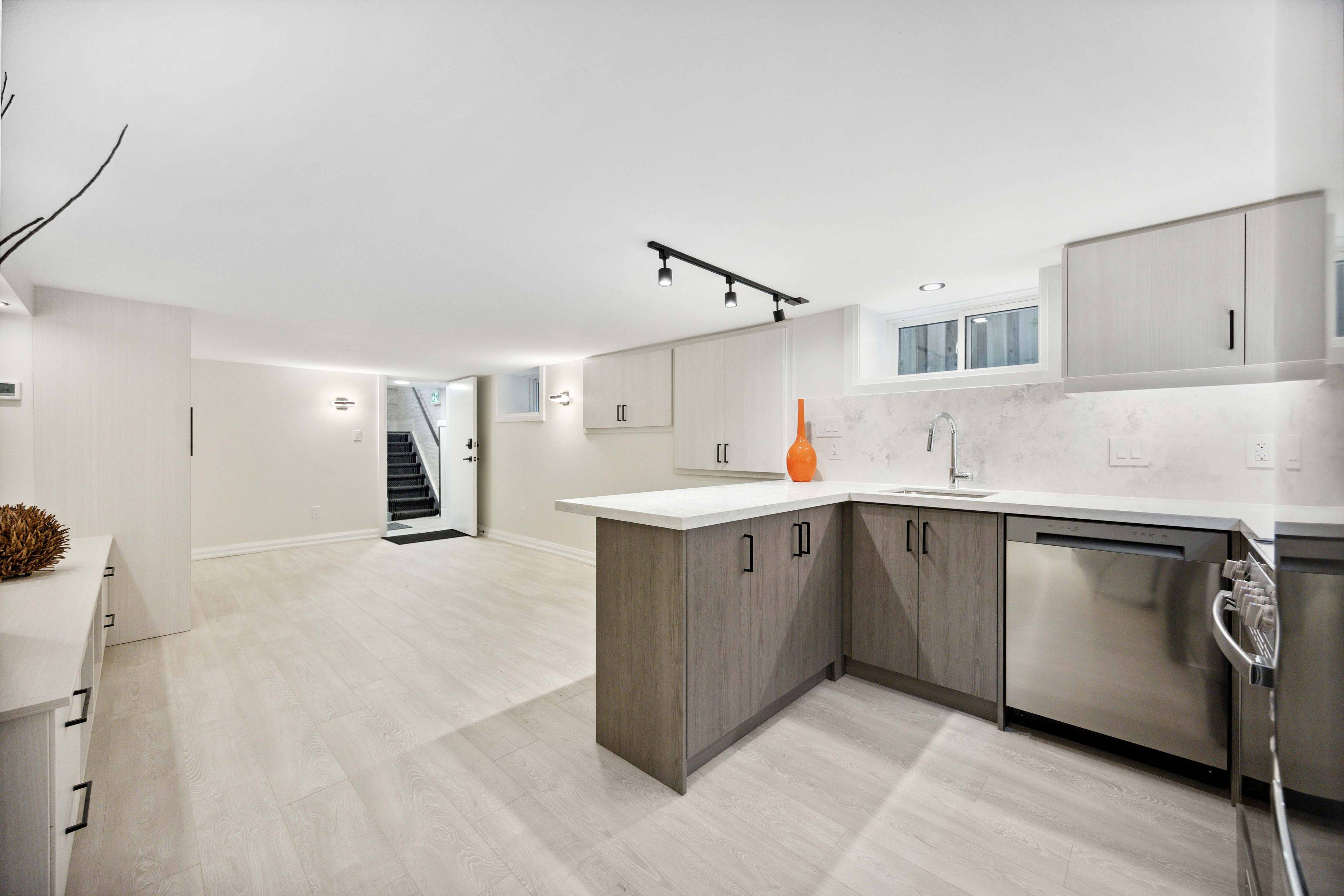 Toronto C09, ON M4T 1T9,27 Glen Elm AVE #5