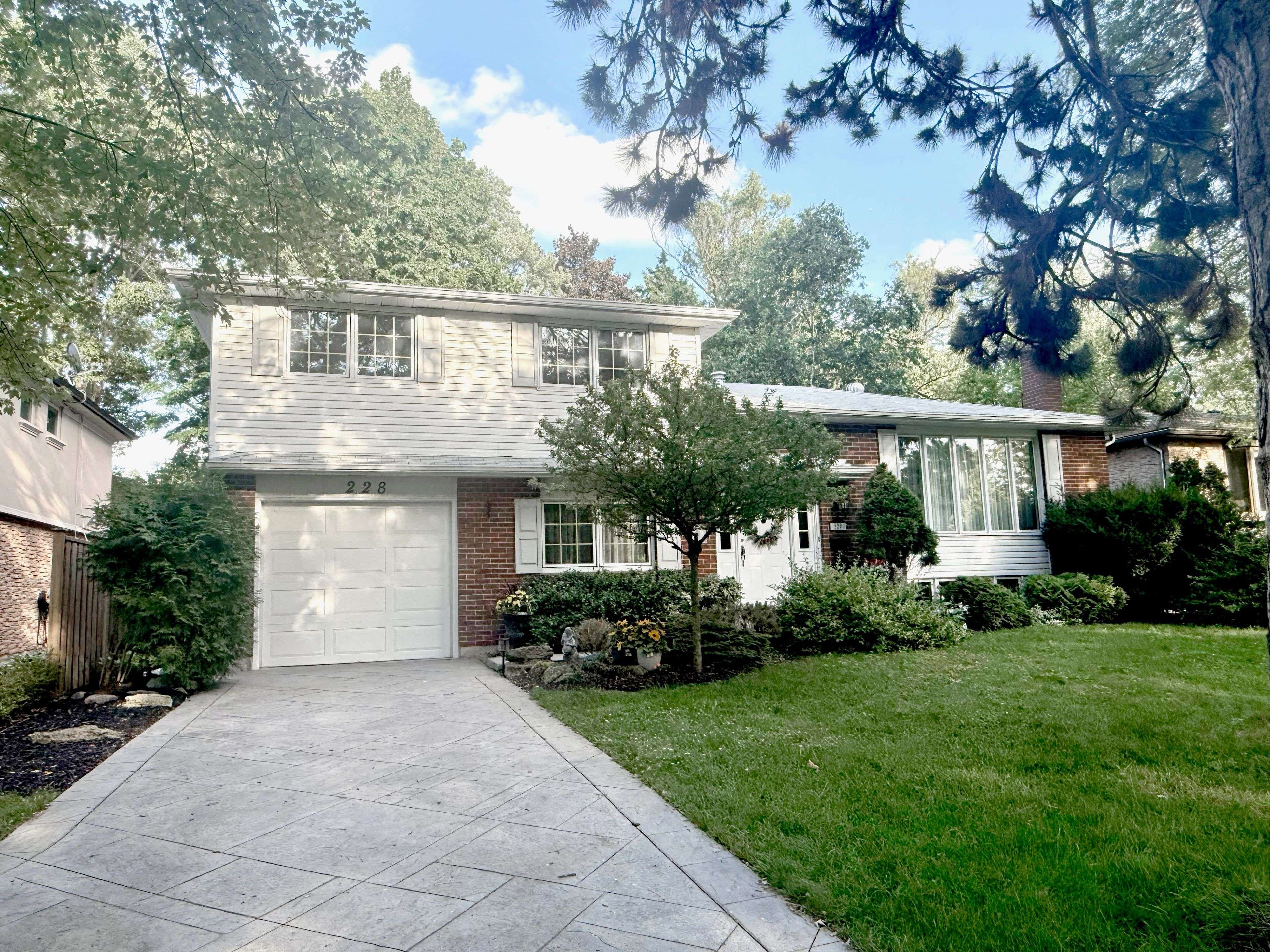 Oakville, ON L6L 3L3,228 Sunrise CRES