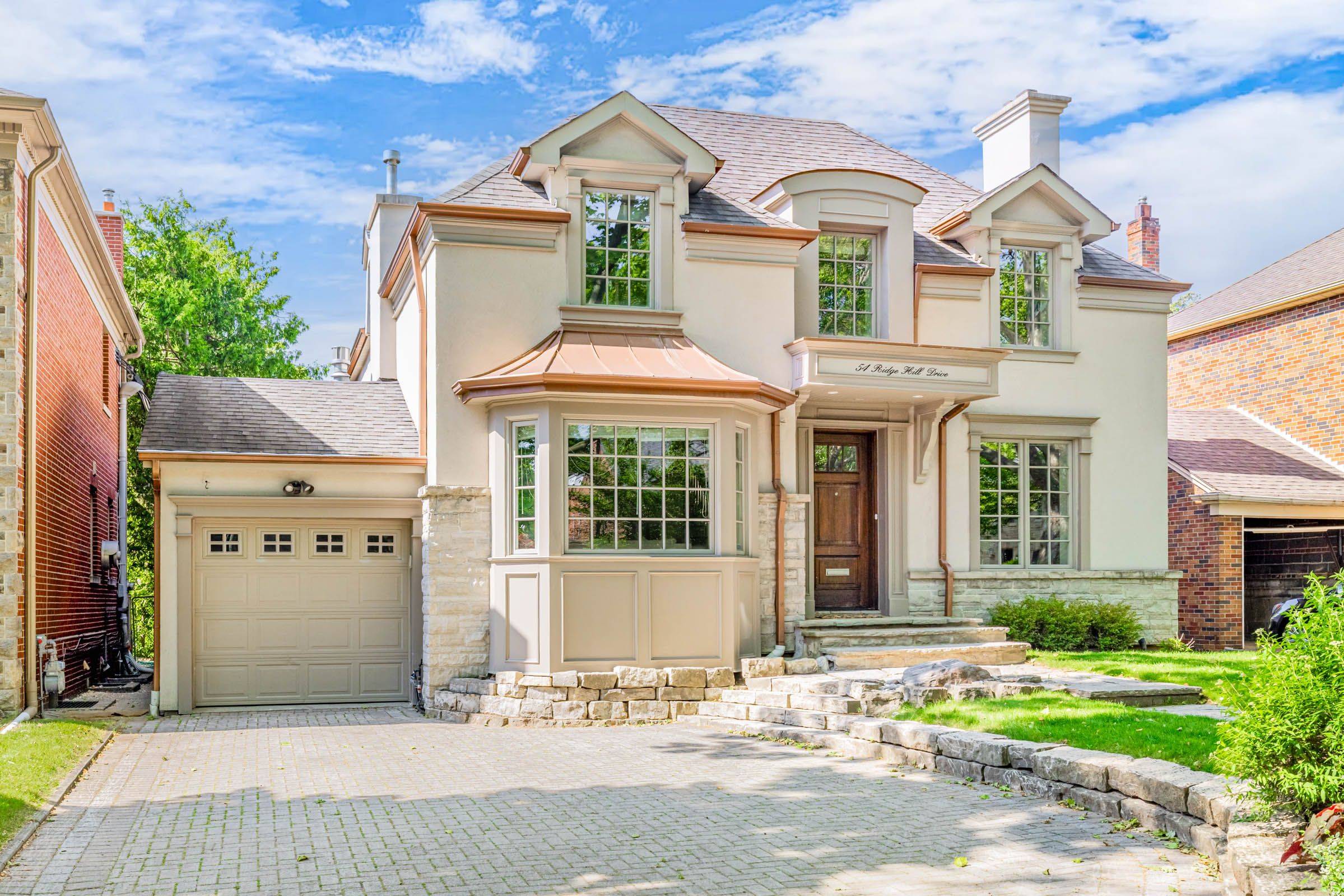 Toronto C04, ON M6C 2J4,54 Ridge Hill DR