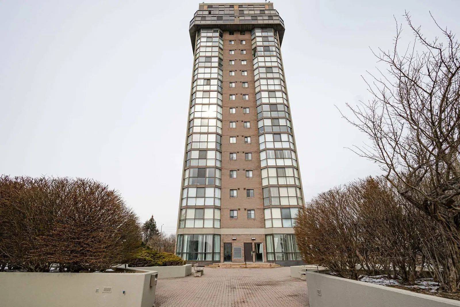 Mississauga, ON L5C 4H3,880 Dundas ST W #407