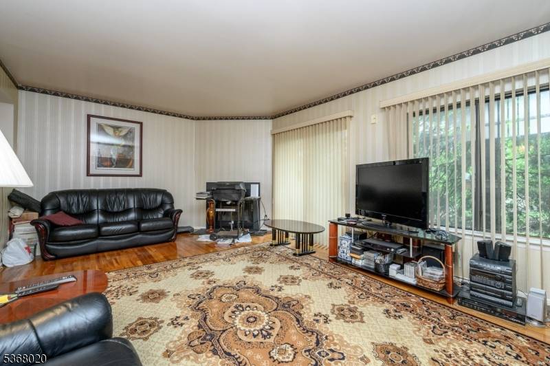 Verona Twp., NJ 07044,17 Louisburg Sq