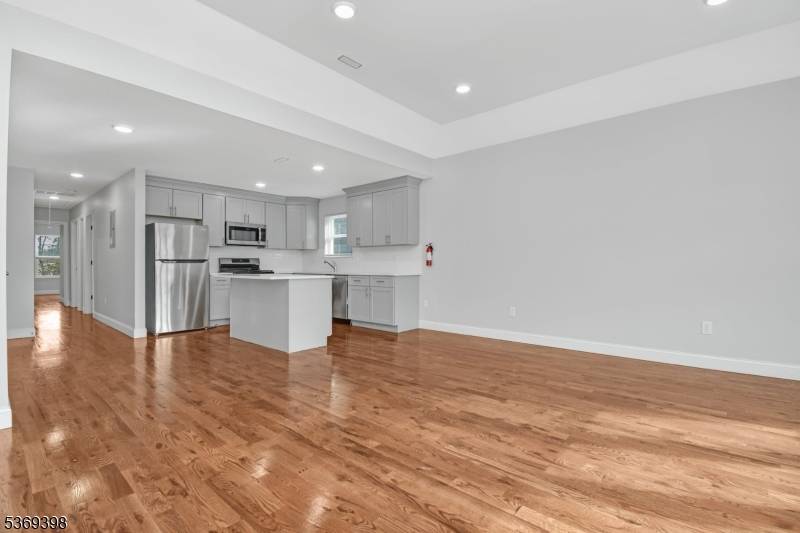 Newark City, NJ 07112,19 Shaw Ave #2