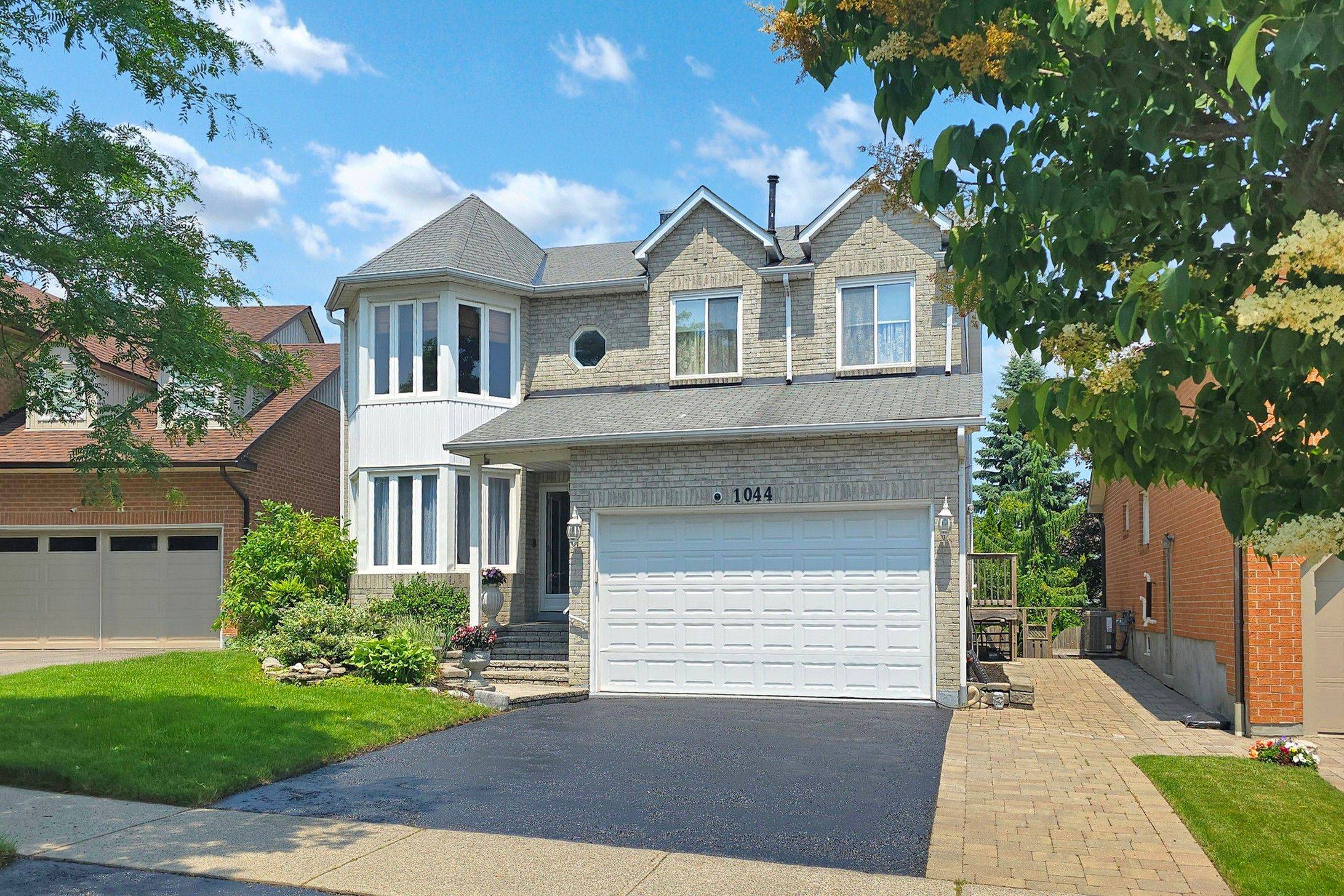 Pickering, ON L1V 5X6,1044 Rambleberry AVE