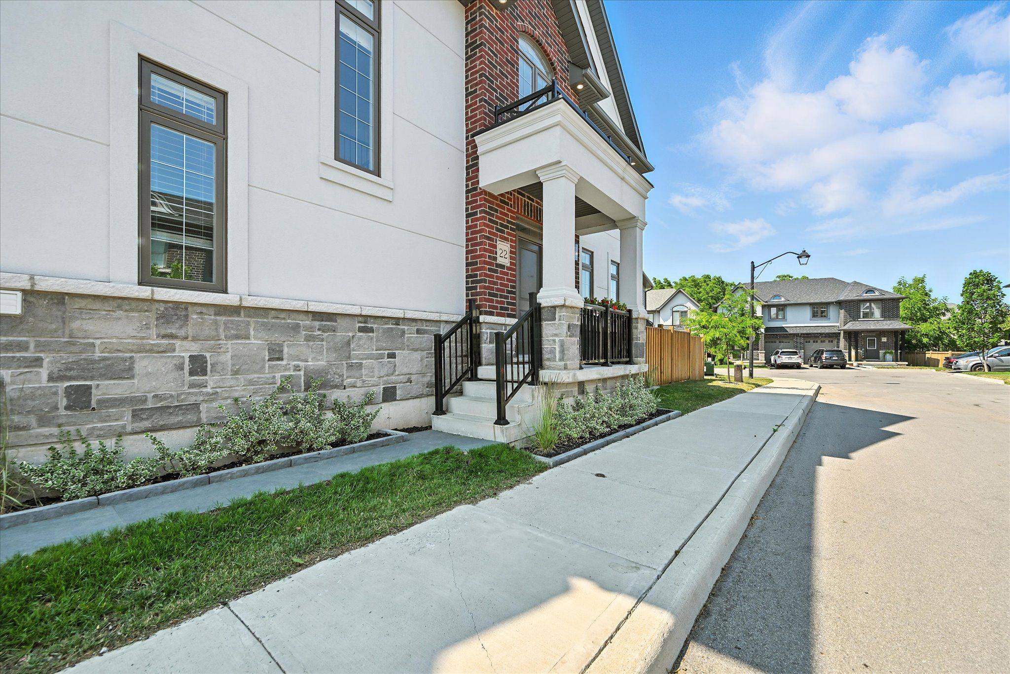 Lincoln, ON L3J 0R2,4297 East AVE E #22