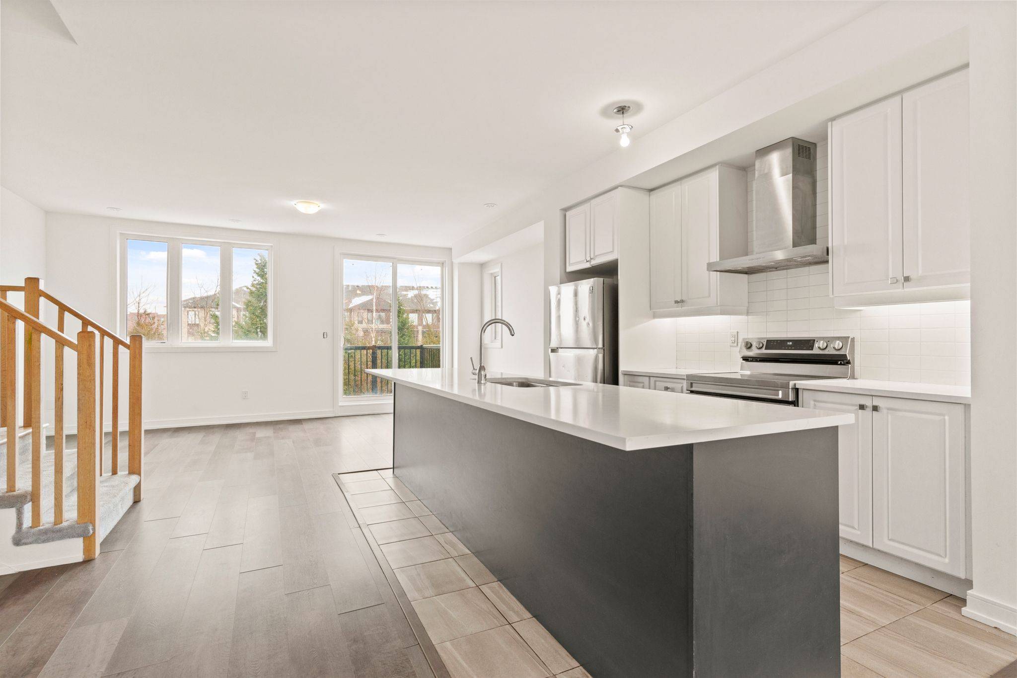 Barrie, ON L9J 0N3,14 Blue Forest CRES