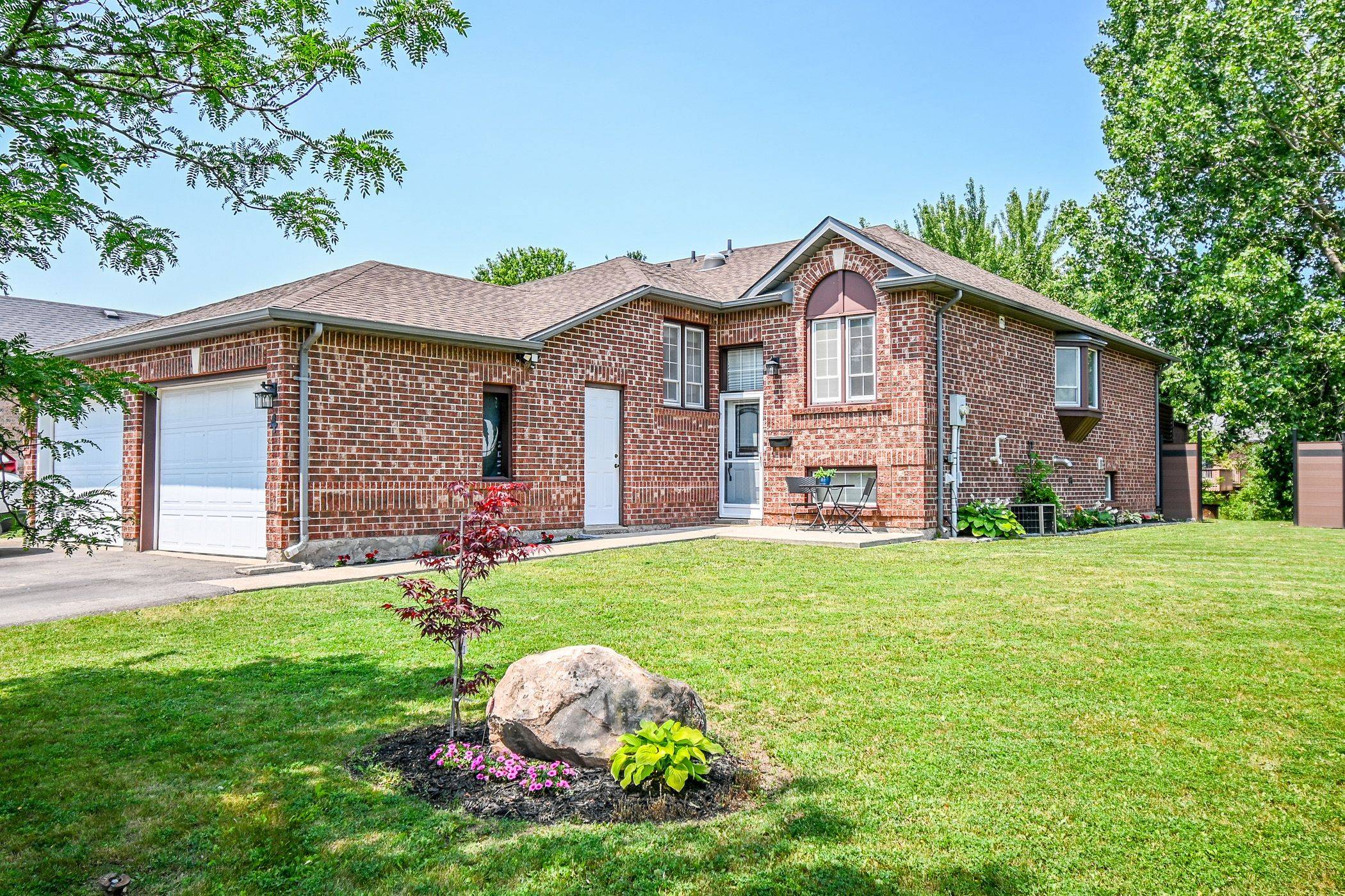Welland, ON L3C 7G2,4 Jackson CT W