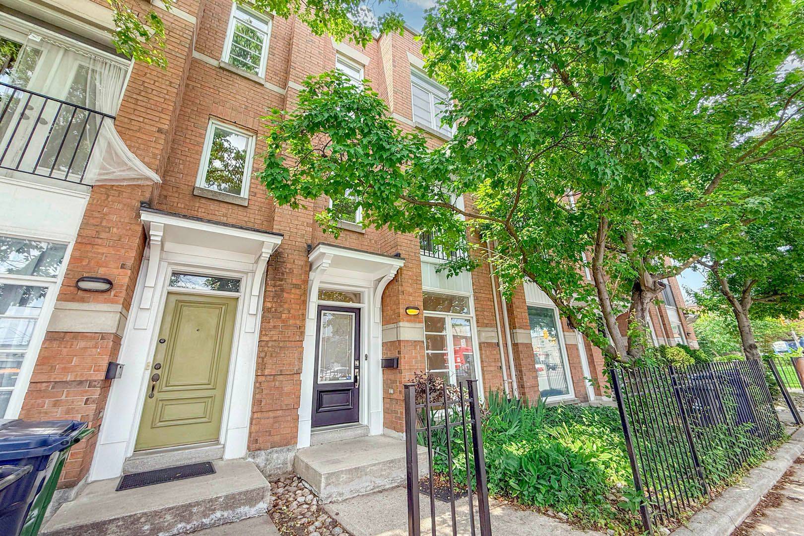 Toronto E03, ON M4K 3T8,886 Pape AVE