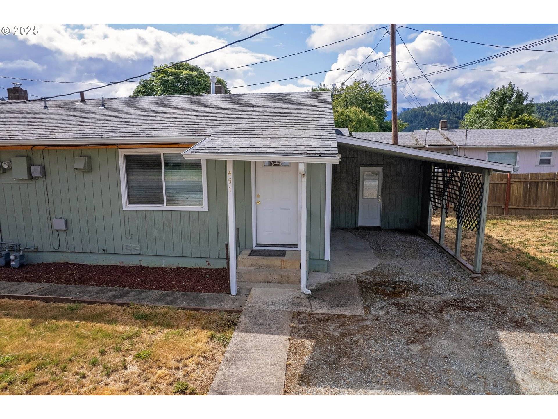 Riddle, OR 97469,451 E 3RD AVE