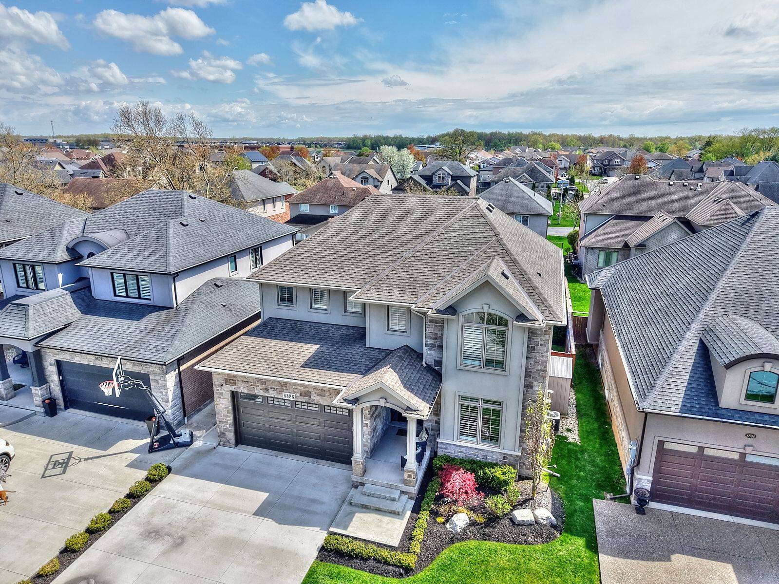 Niagara Falls, ON L2H 0M8,8886 Black Forest CRES