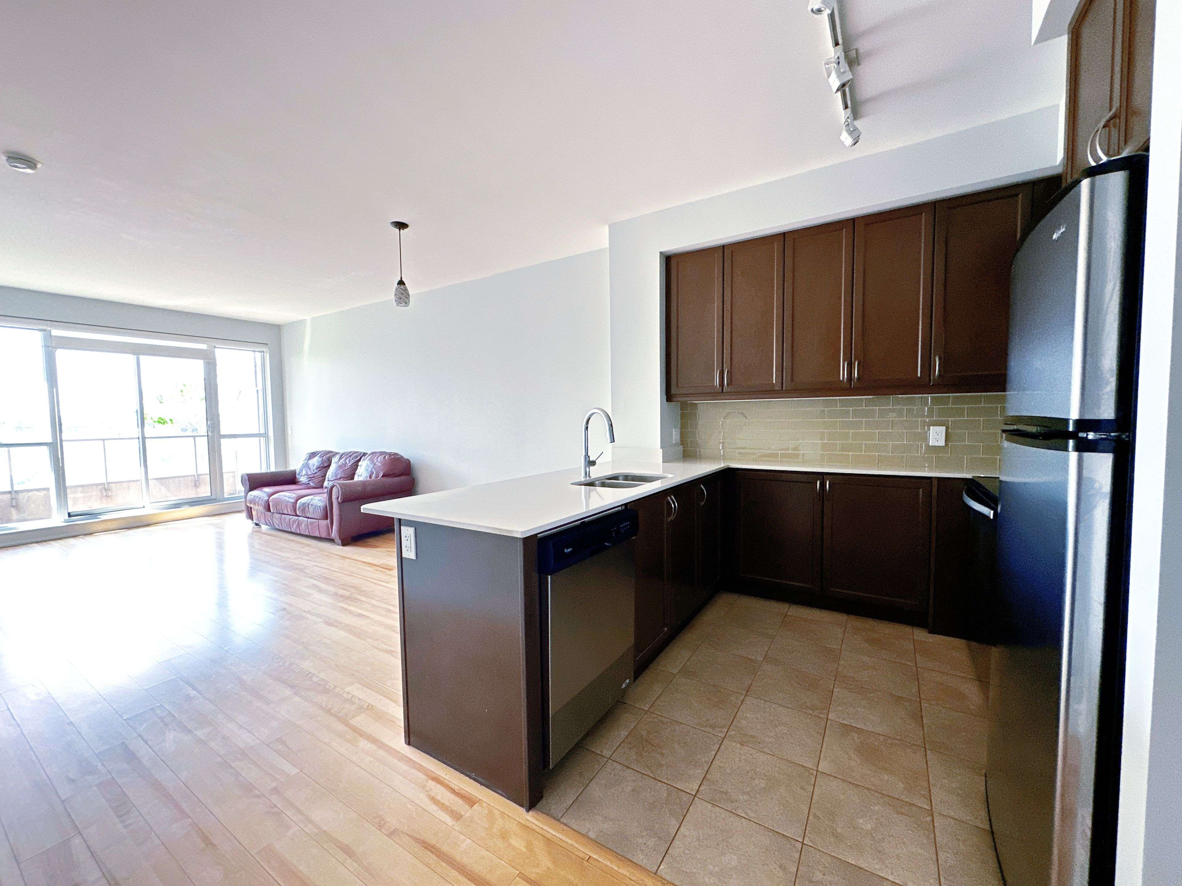 Oakville, ON L6H 0E9,2480 Prince Michael DR #216