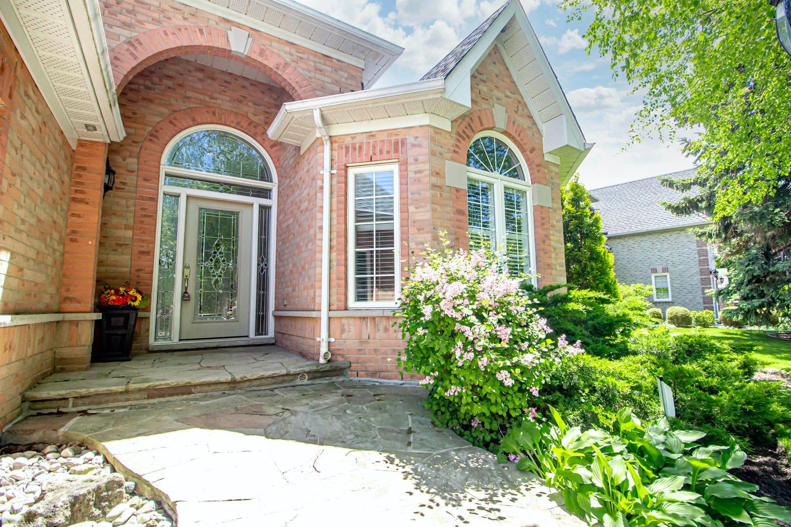 Burlington, ON L7M 4A8,2156 Country Club DR